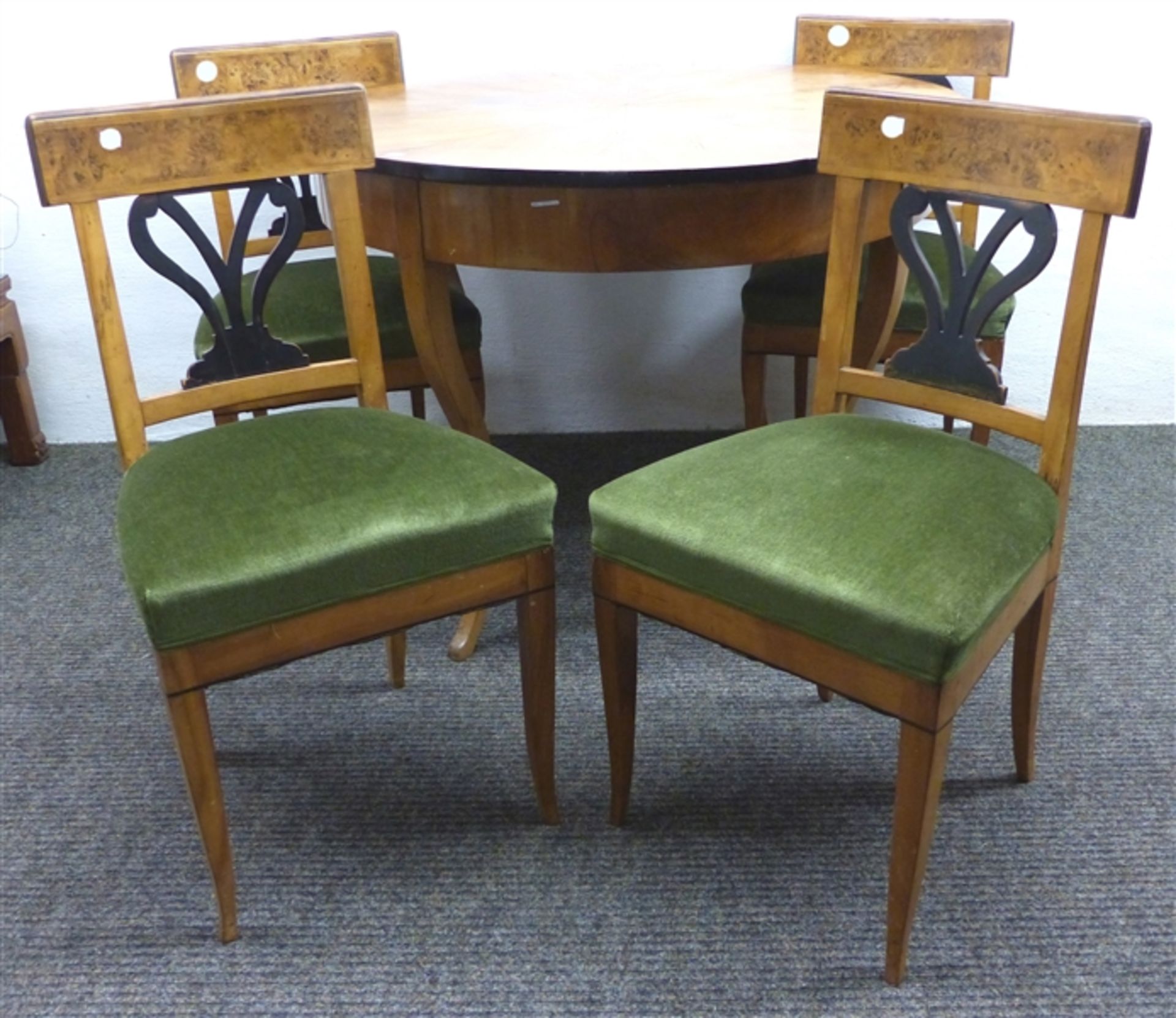 Sitzgarnitur runder Tisch mit 4 Stühlen, Biedermeier, Kirschbaum, mit Wurzeleinlage, geschwärzte