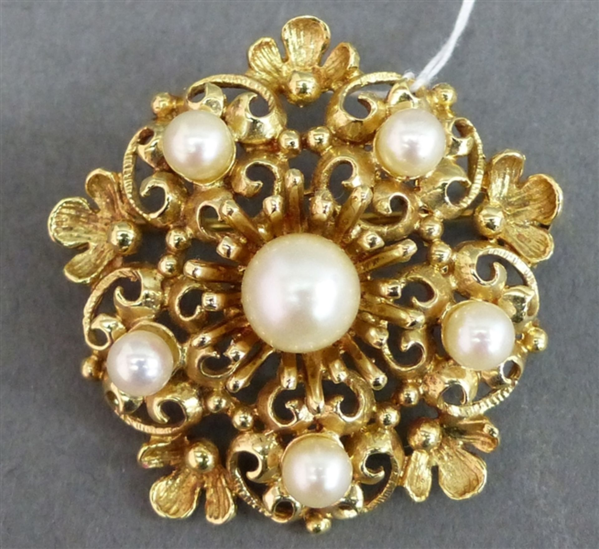 Brosche 14 kt. Gelbgold, besetzt mit 6 Perlen, durchbrochen gearbeitet, ca. 8 g schwer, d 3 cm,