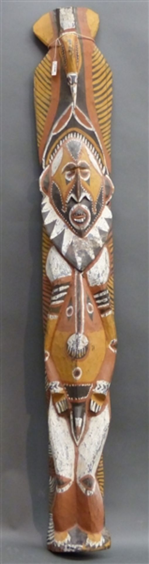 Holzschnitzerei Afrika, bemalt, 20. Jh., h 128 cm,