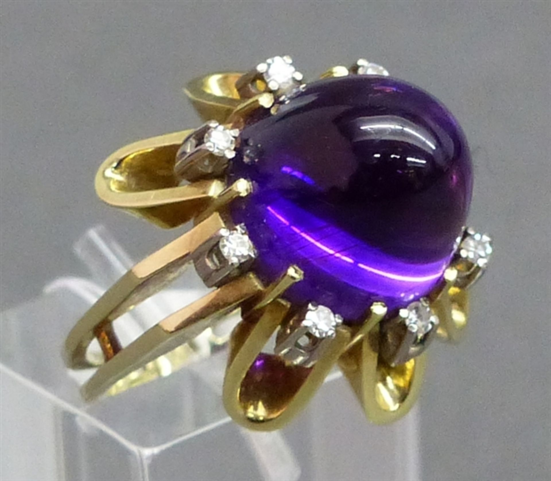 Damenring 14 kt. Gelbgold, 1 Amethystcabochon, 8 Brillanten, zus. ca. 0,16 ct., weiß, durchbrochen