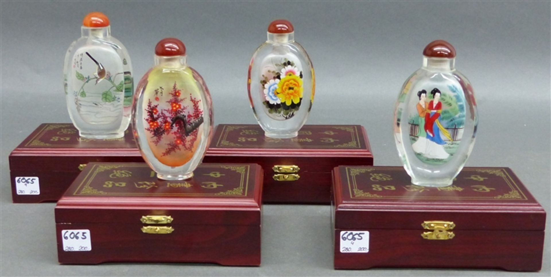 4 Snuffbottles China, 20. Jh., Glas, Innenglasurmalerei, Palastszenen, floraler und Vogeldekor,