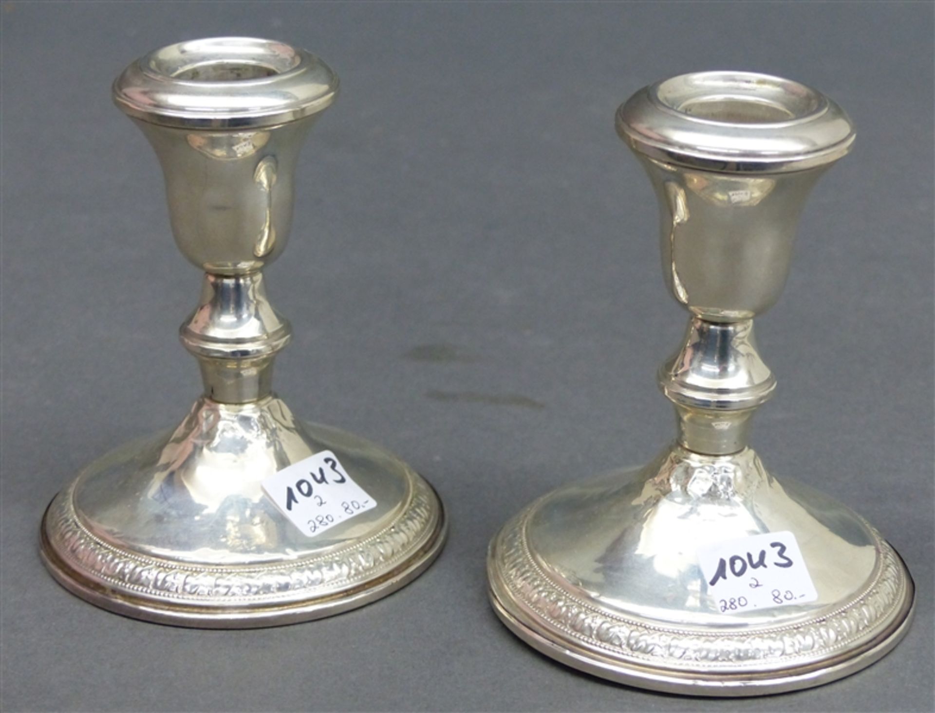 Paar Kerzenleuchter 925 Sterlingsilber, Reliefrand, gefüllter Fuß, beschädigt, ca. 662 g schwer, h