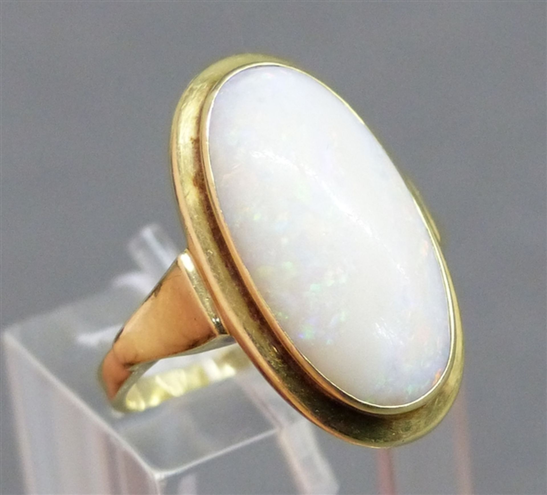 Damenring 14 kt. Gelbgold, 1 ovaler Opal, 70er Jahre, ca. 5 g schwer, RM 57,