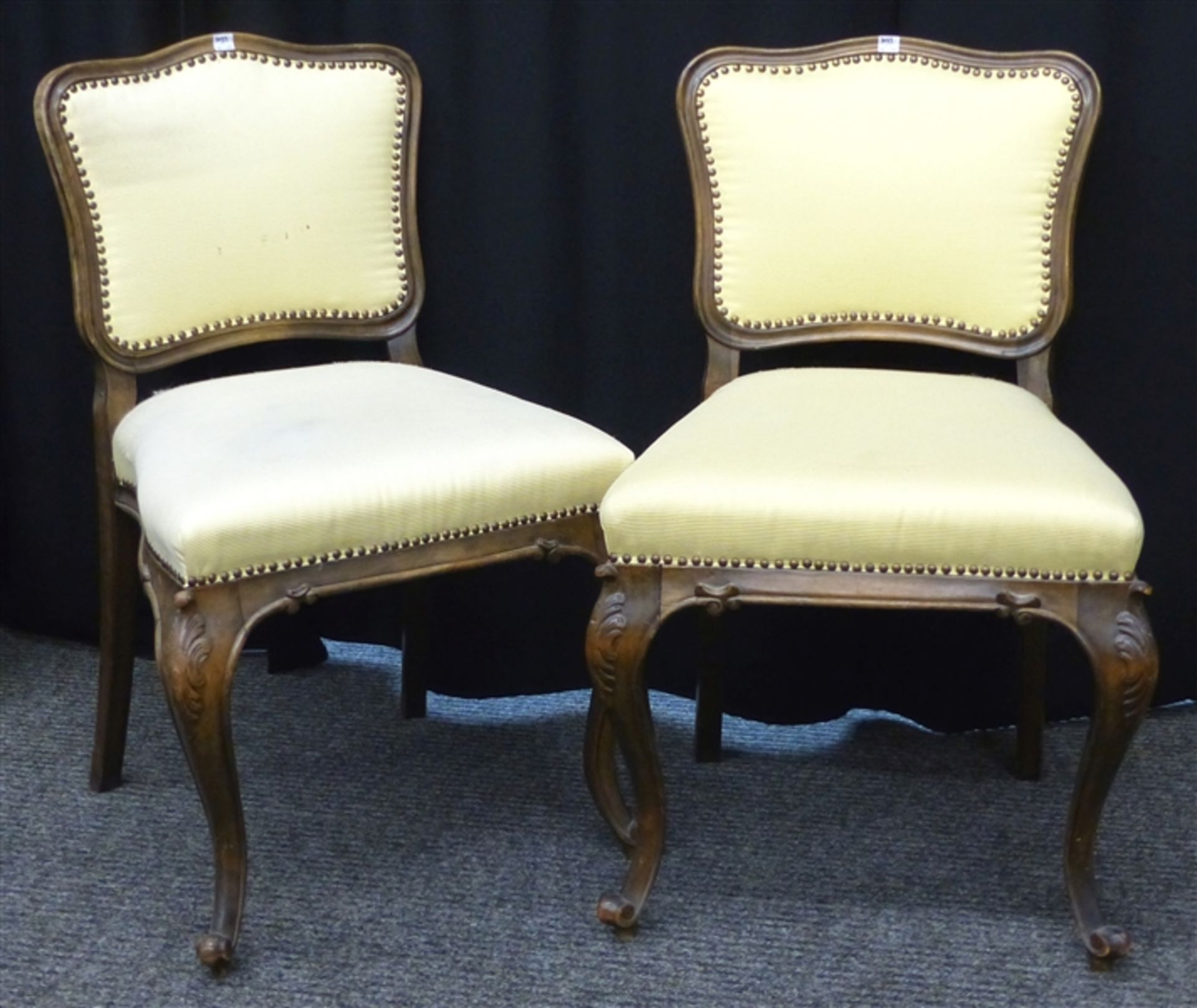 Paar Stühle um 1920, Nussbaum, gelber Stoffbezug, h 85 cm,