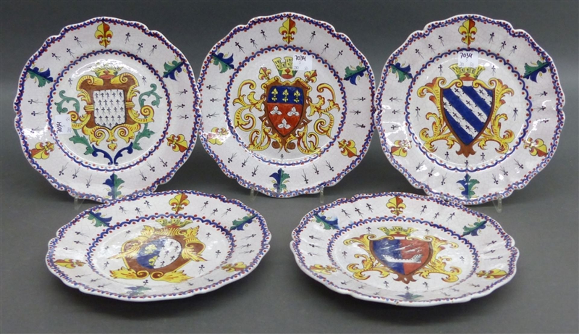 5 Keramikteller helle Glasur, Wappenmalereien, neuzeitlich, wohl Frankreich, gewellter Rand, d 21,