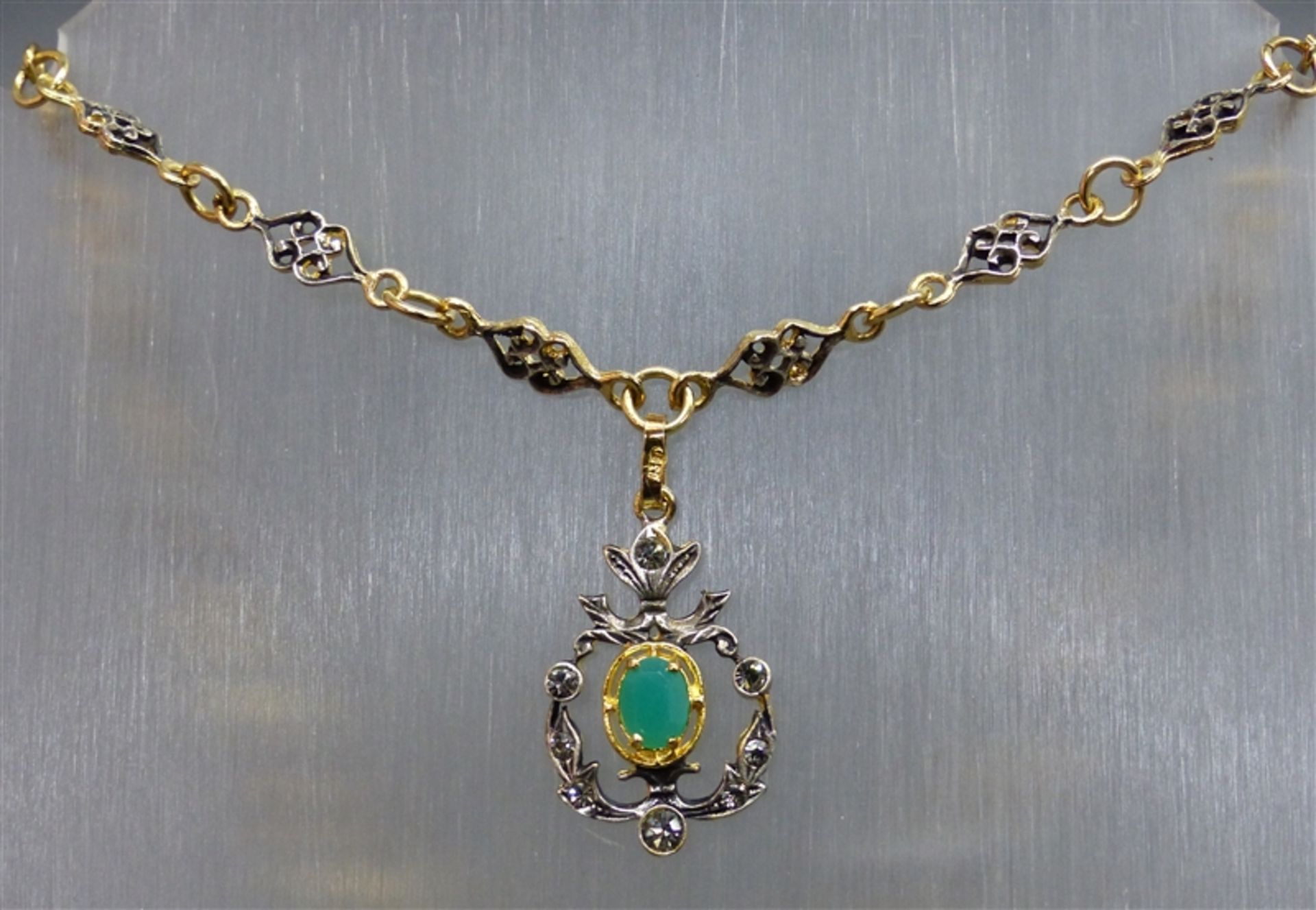 Collier 835 Silber, vergoldet, 1 Smaragd, geschliffene Steine, durchbrochen gearbeitet, antike Form,