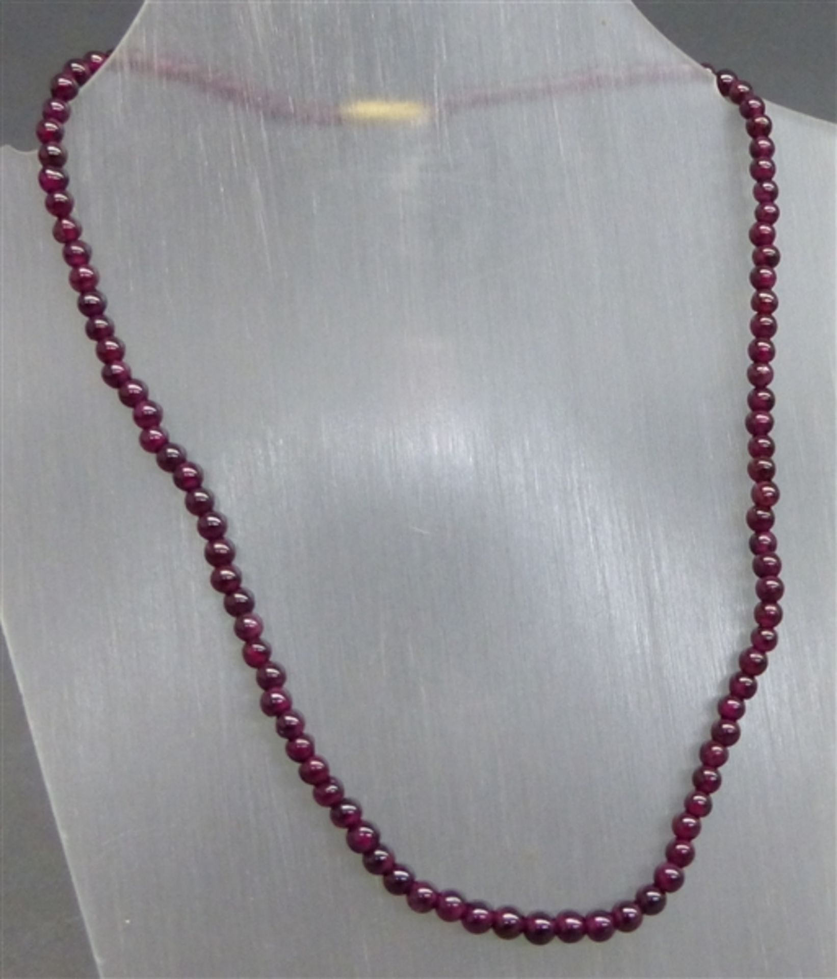 Halskette geschliffene Granatperlen, Drehverschluss, l 44 cm,