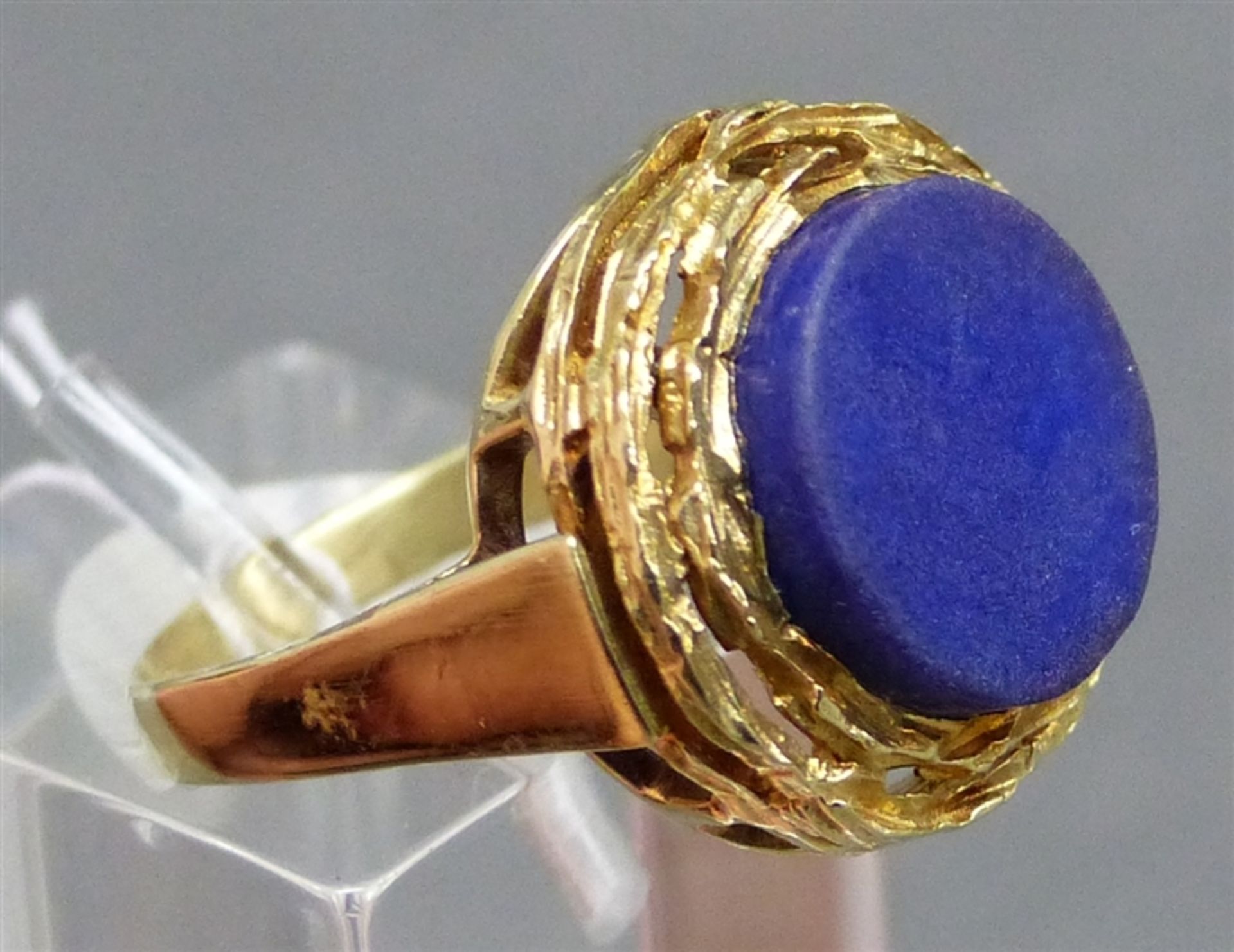 Damenring 14 kt. Gelbgold, Lapislazuli Platte, durchbrochen gearbeitete Fassung, 70er Jahre, ca. 6 g