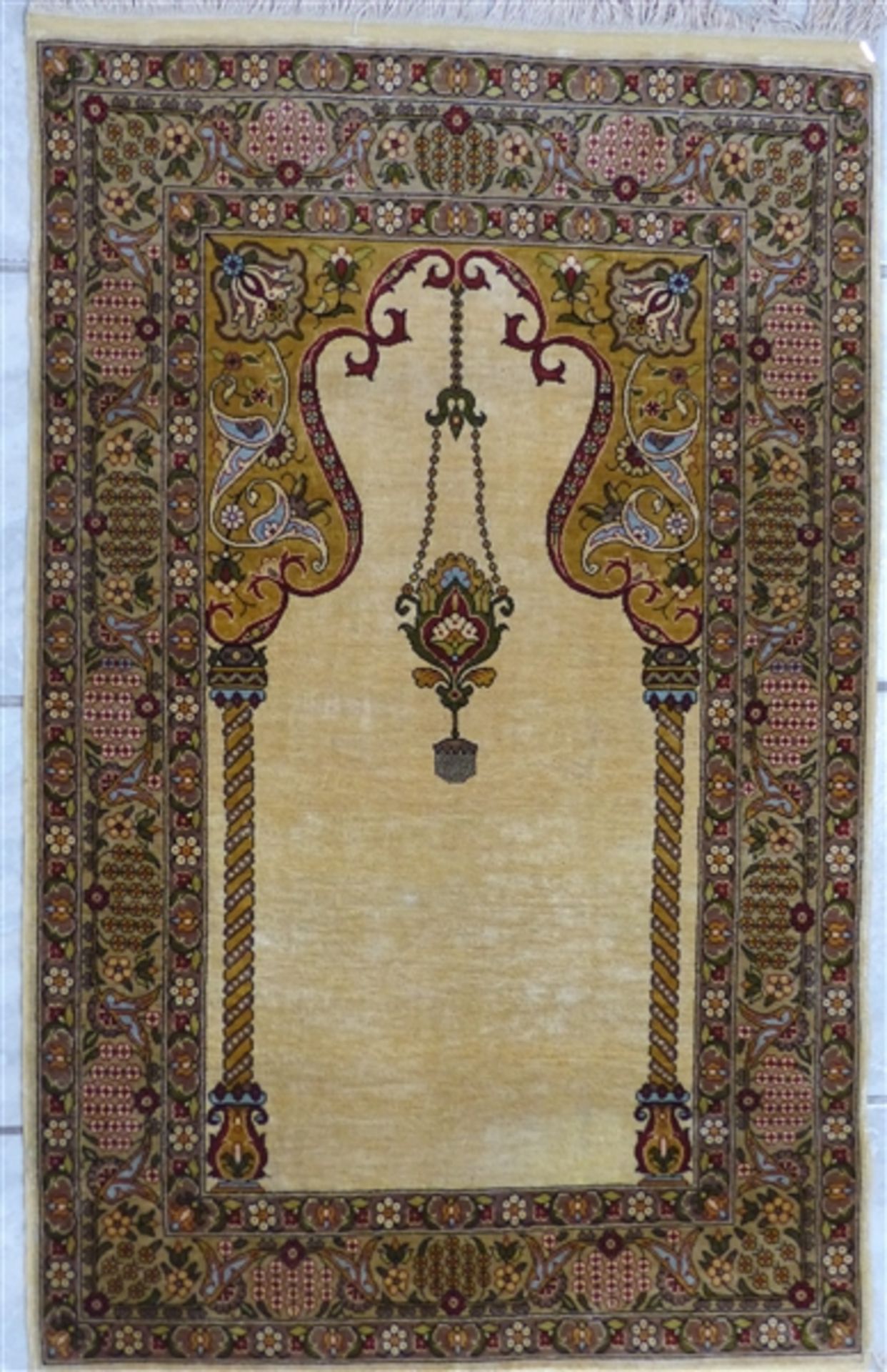 Seidenhereke Türkei, beiges Mittelfeld, Gebetsteppich mit Mihab, 105 x 66 cm,