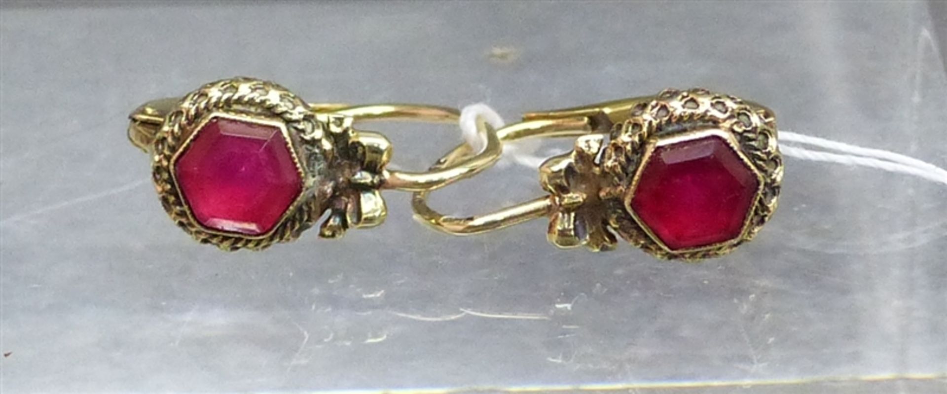 Paar Ohrhänger, um 1900 14 kt. Gelbgold, rote Steinchen, Schleifendekor, ca. 1,4 g schwer,