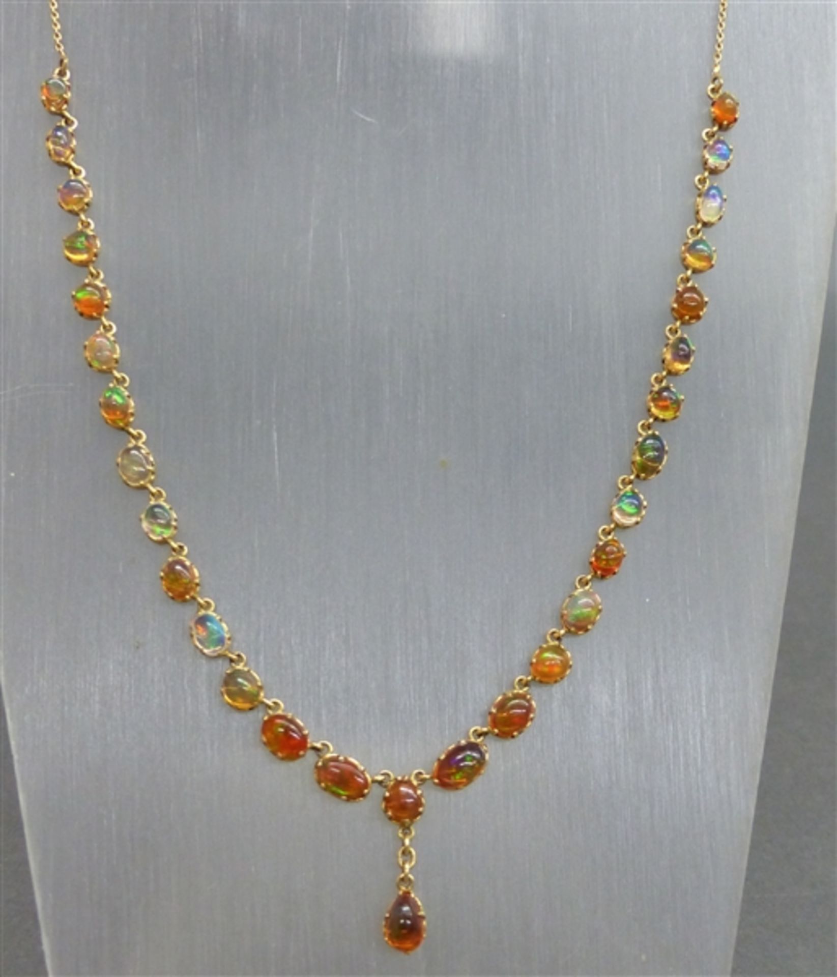 Collier 14 kt. Gelbgold, 30 Feueropale, einzelne Krampenfassungen, ca. 17 g schwer, l ca. 50 cm,