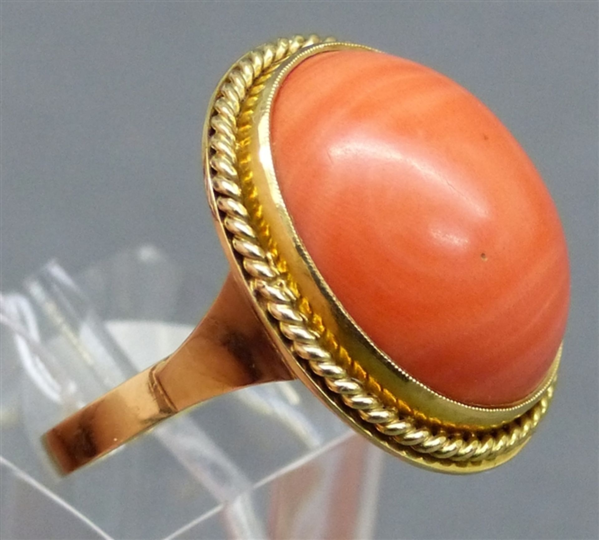 Damenring 14 kt. Gelbgold, 1 Korallcabochon, oval, 80er Jahre, ca. 13 g schwer, RM 56,