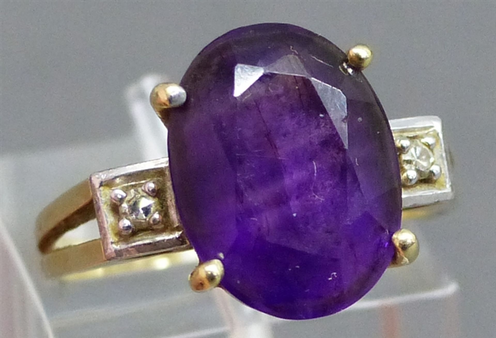 Damenring 14 kt. Gelbgold, 1 ovaler Amethyst, 2 kl. Diamanten, durchbrochen gearbeitete Fassung, ca.