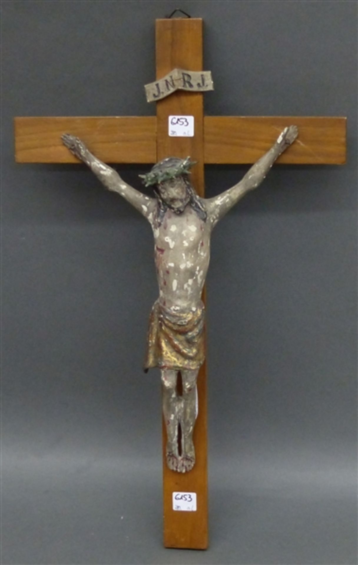 Christusskulptur 19. Jh., Fassungsschäden, auf neuzeitlichem Holzkreuz, Korpushöhe 32 cm,