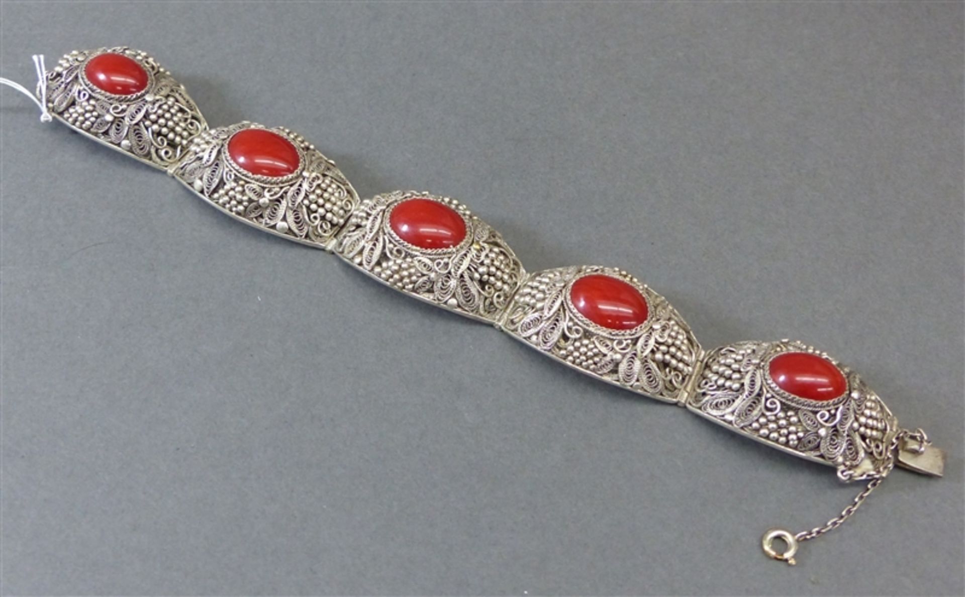 Armband Silber, Filigranarbeit, China, 5 Karneolcabochons, Kastenschloss, ca. 53 g schwer, l 18 cm,