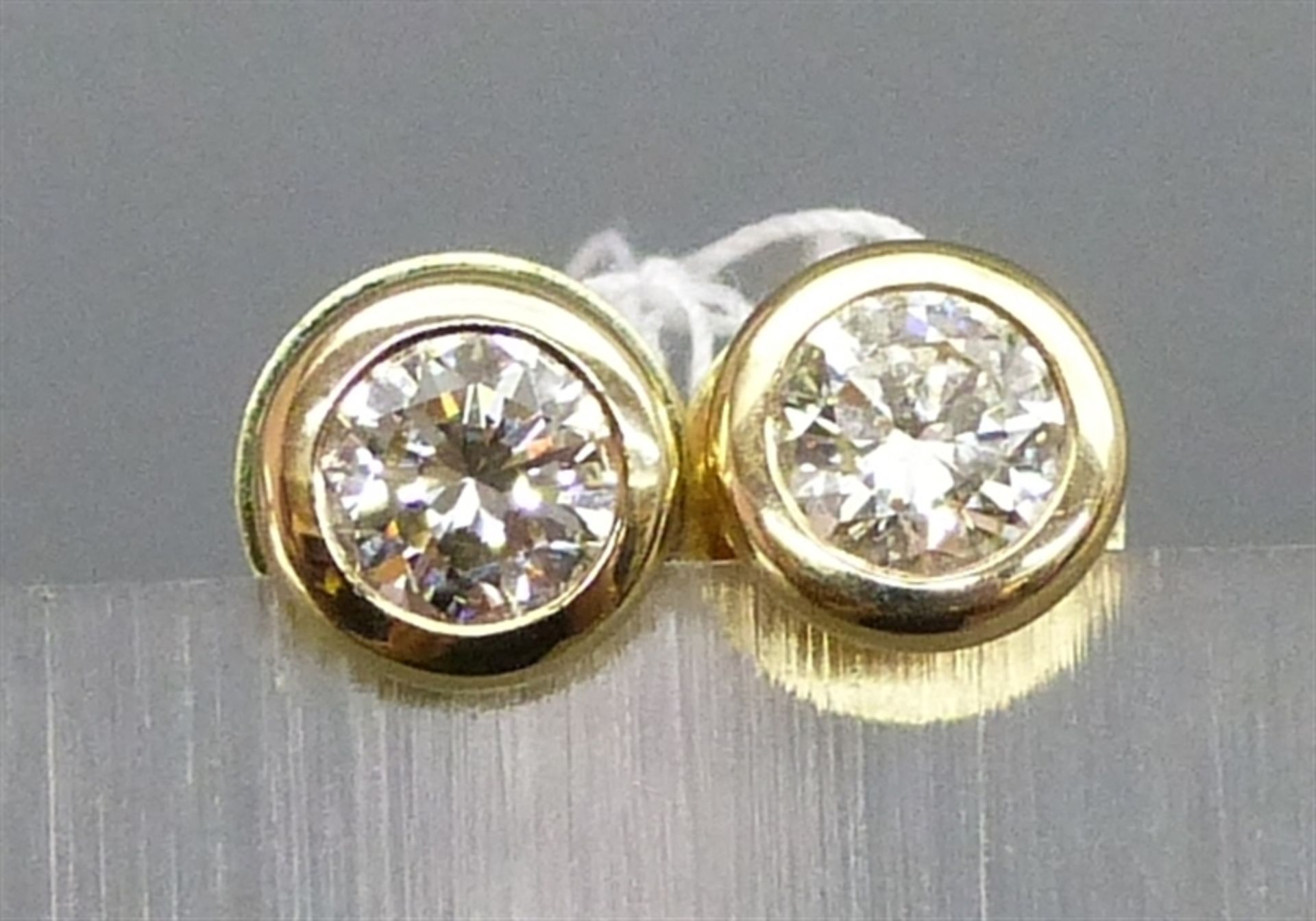 Paar Ohrstecker 14 kt. Gelbgold, 2 Brillanten zus. ca. 1,00 ct., weiß, vsi, Kegelfassung,