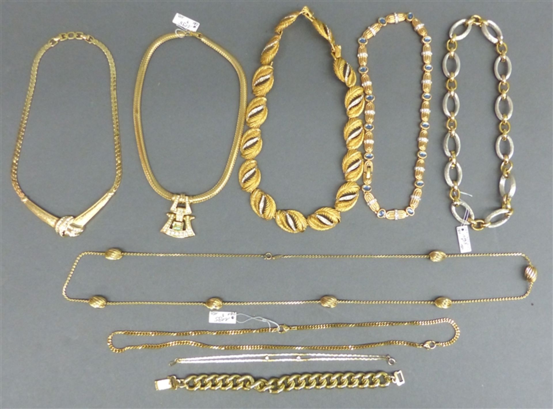 Konvolut Modeschmuck Metall, vergoldet, 6 Colliers, teilweise Steinbesatz, 2 Armbänder, 1