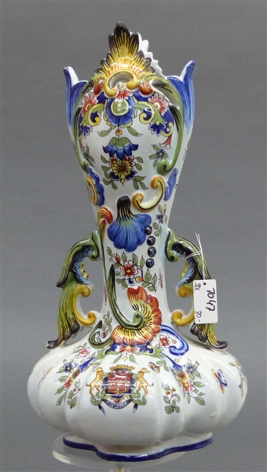 Ziervase Porzellan, wohl Delft, Holland, Blumenmalerei und Wappen, seitl. Henkel, blaue