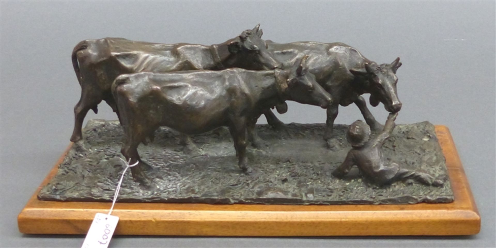 Bronzeskulptur kleiner Hirtejunge mit 3 Küken, auf Holzsockel, um 1900, h 12,5 cm,