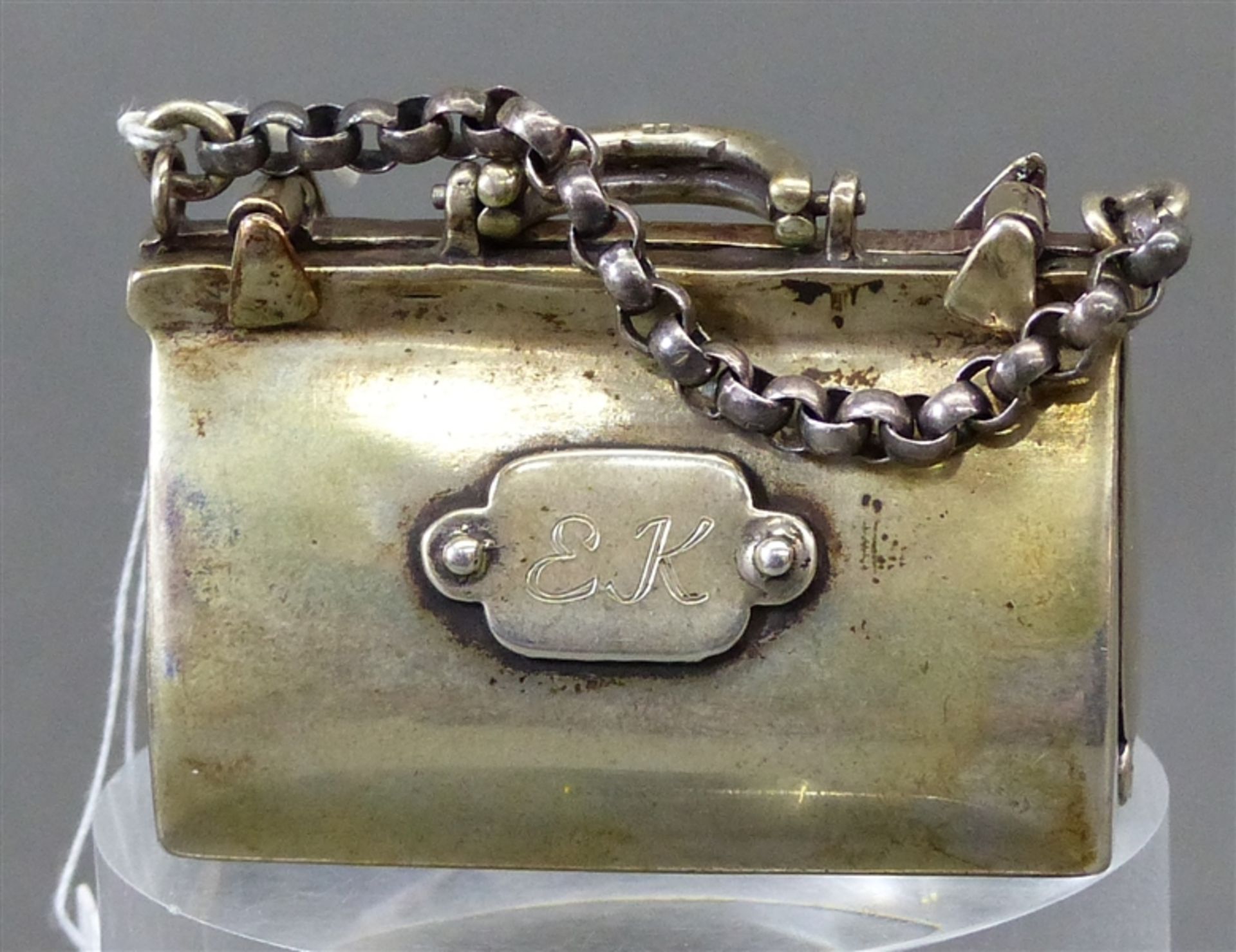 Miniaturtasche 835 Silber, punziert, Monogrammkartusche, Erbskette, alte Form, ca. 48 g schwer, h