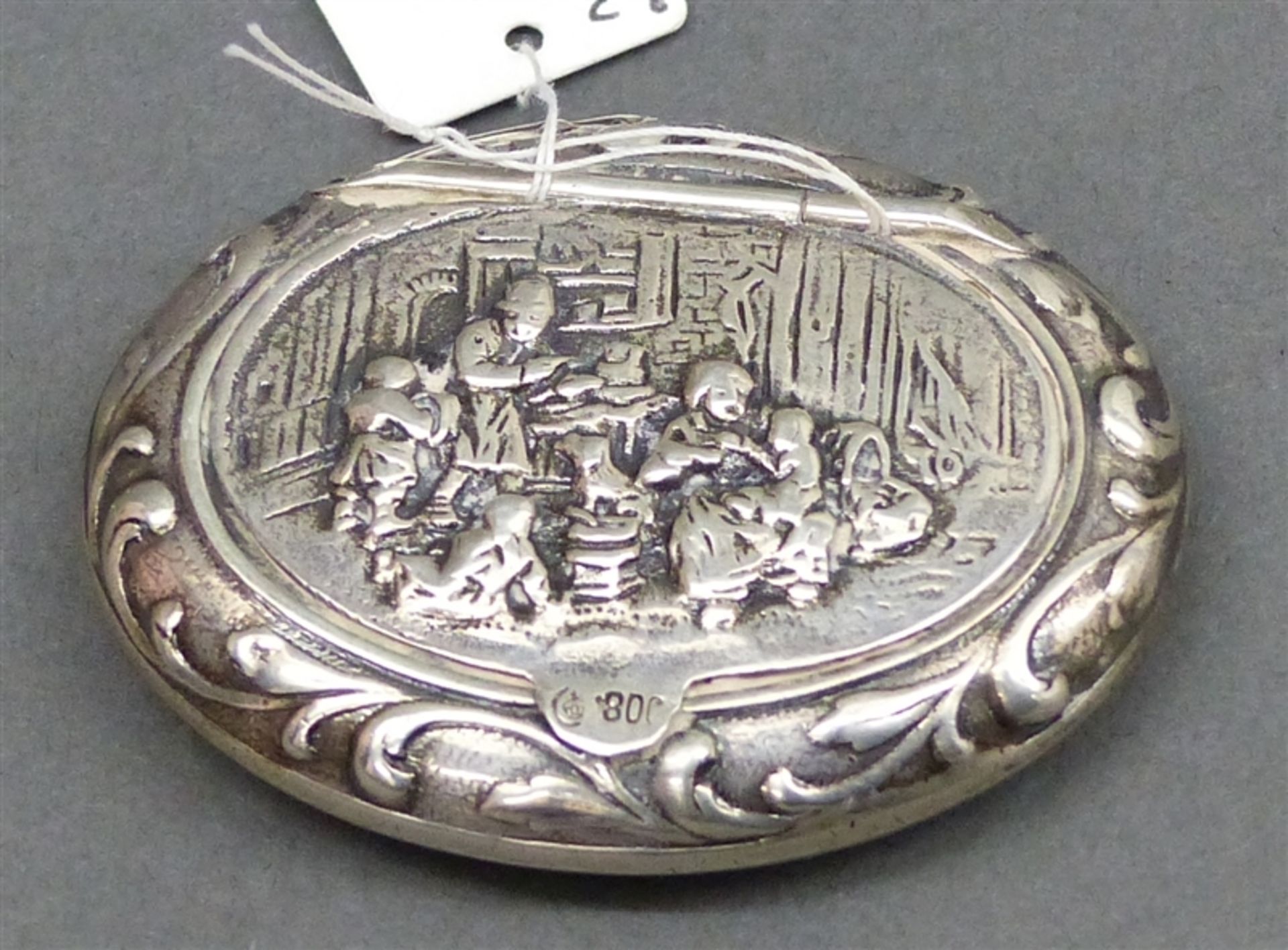 Pillendose Silber, Reliefdekor, 5,5x4,5 cm, 29 g schwer,