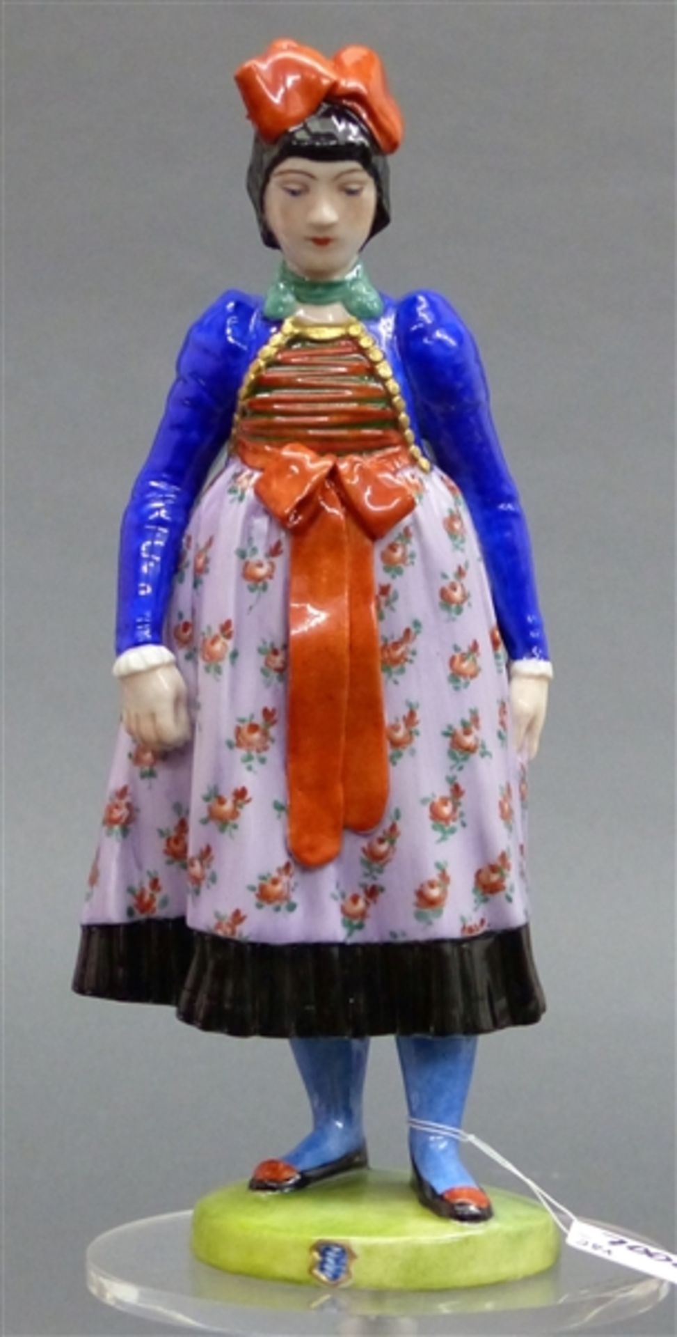 Porzellanfigur Manufaktur Nymphenburg, "Dachauerin in Tracht", bemalt, teilvergoldet, grüne