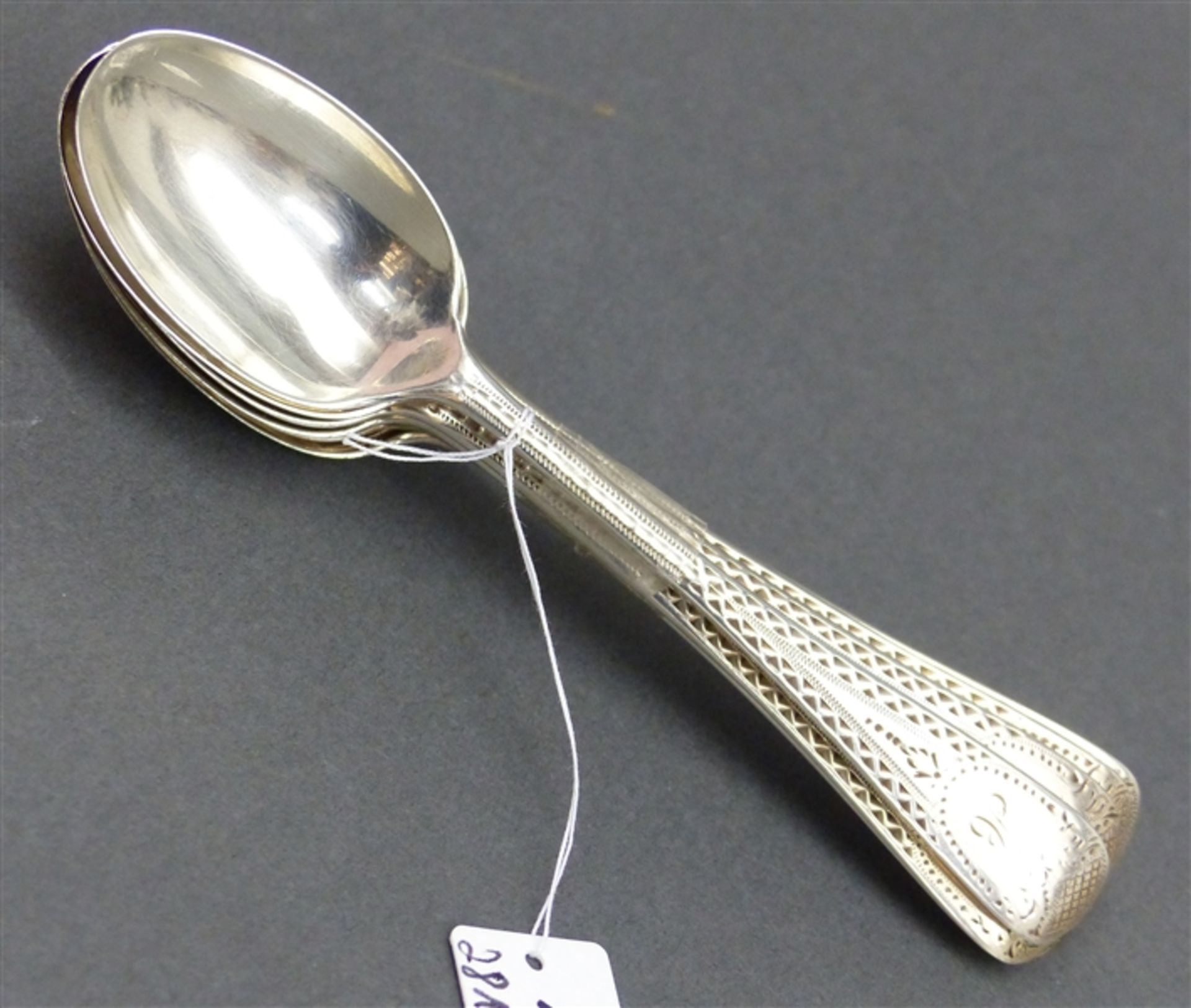 9 Teelöffel, 19. Jh. Silber, England, punziert, graviertes Dekor, ca. 136 g schwer, l 13 cm,