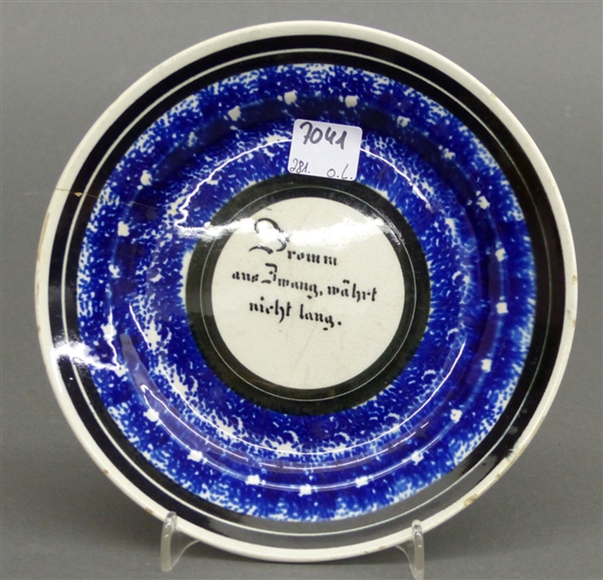 Sinnspruchteller Keramik, blaues Dekor, "Fromm aus Zwang, währt nicht lang" beschädigt, d 18 cm,