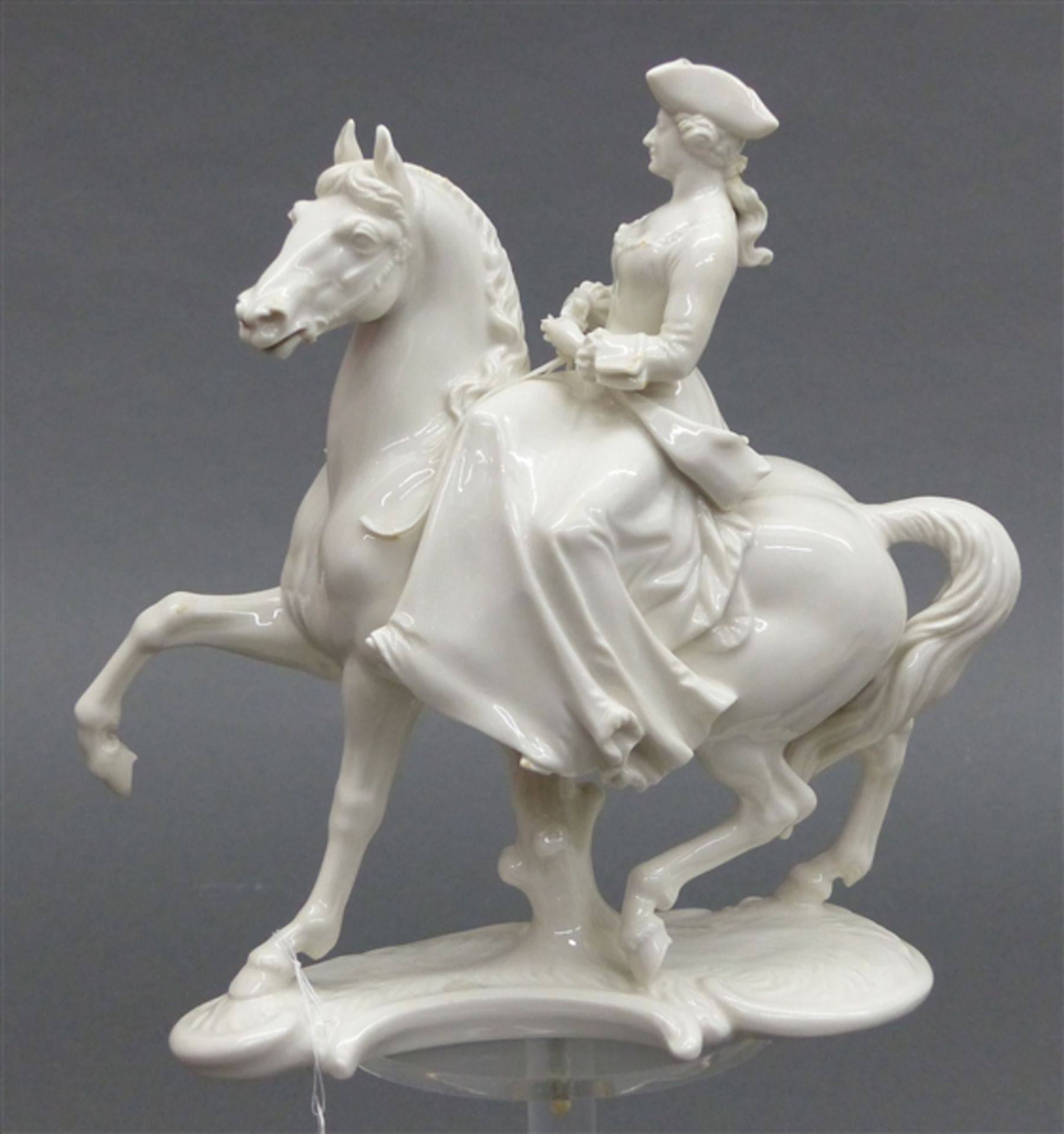 Porzellanskulptur weiß, vornehme Dame mit Dreispitz auf einem Pferd, Zügel beschädigt,