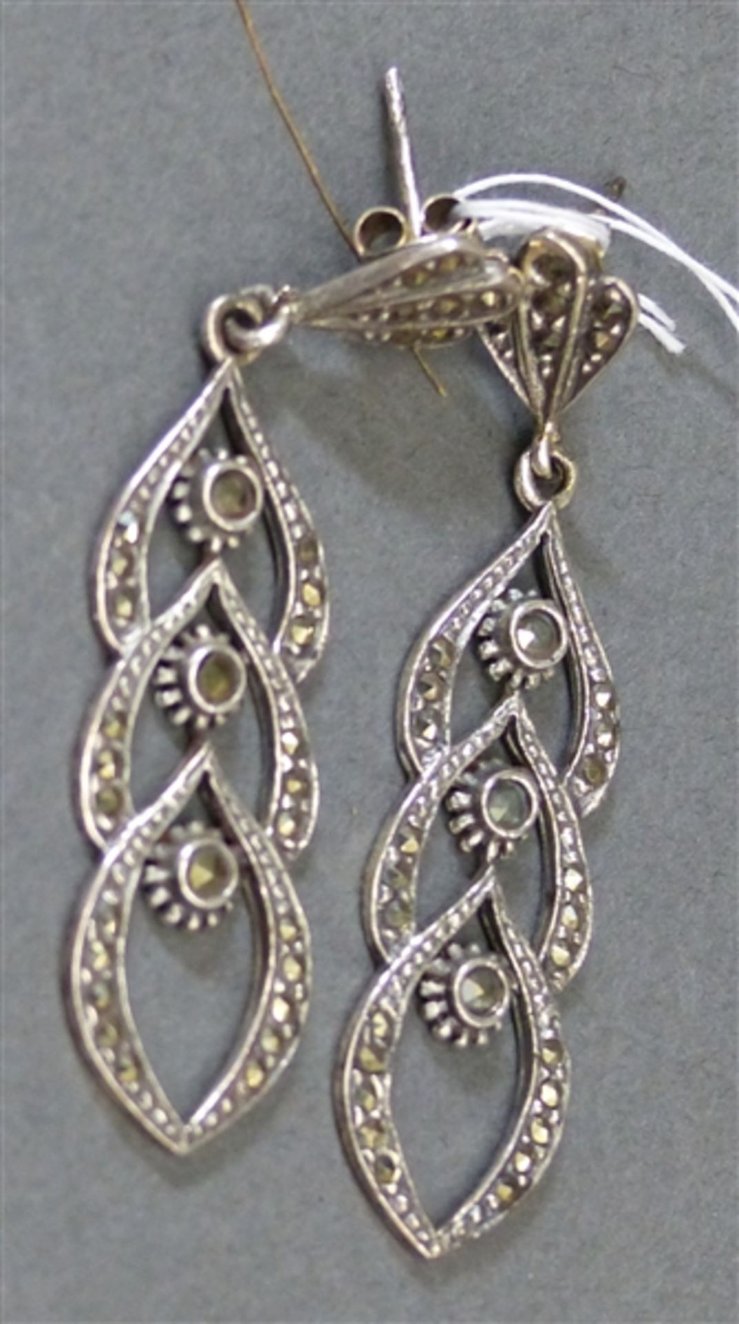 Paar Ohrhänger Silber, Markasitbesatz, durchbrochen gearbeitet, ca. 6 g schwer, l 5 cm,