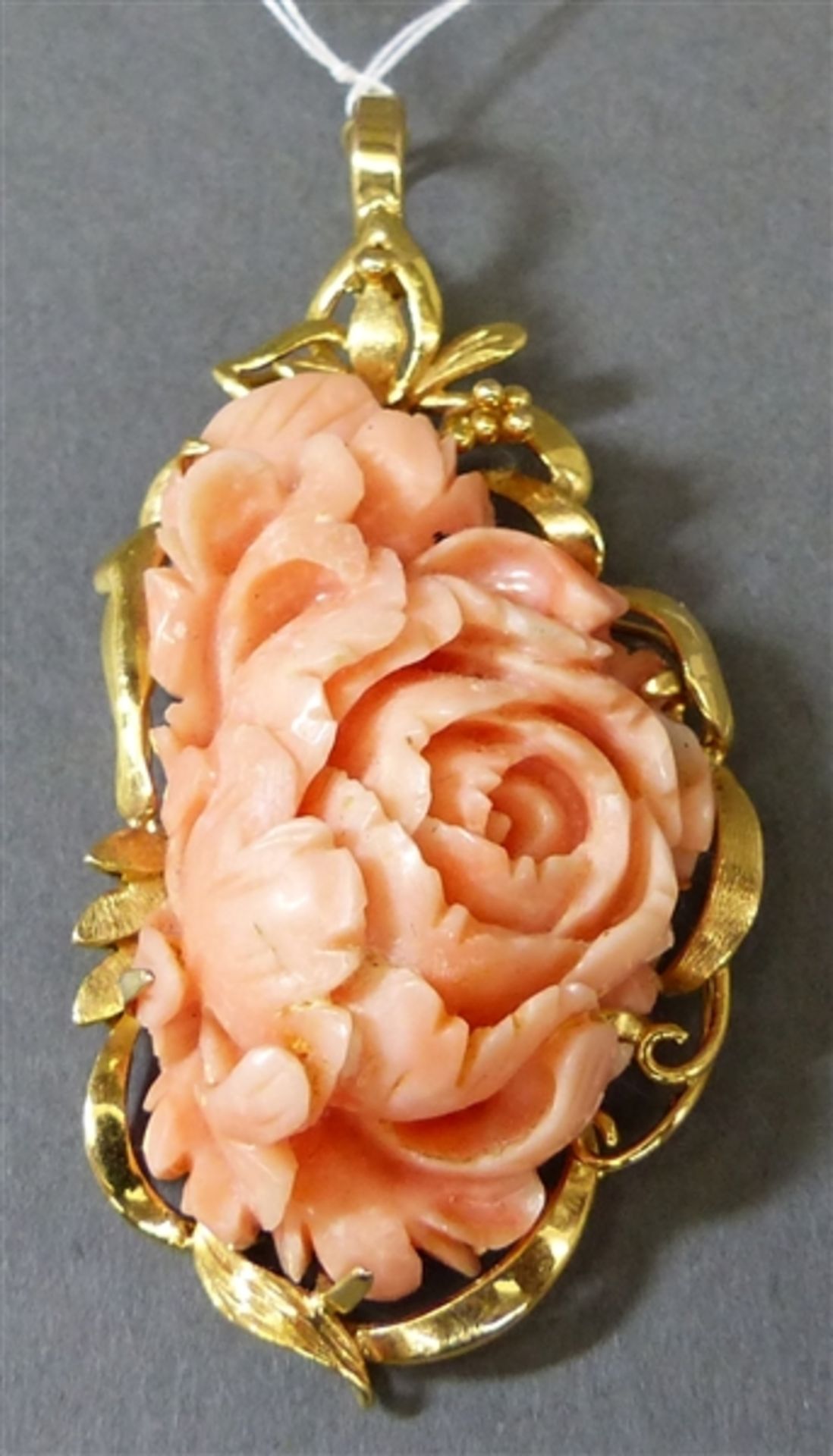 Anhänger 14 kt. Gelbgoldmontur, 1 Korallschnitzarbeit "Rose", Clipverschluss, durchbrochen