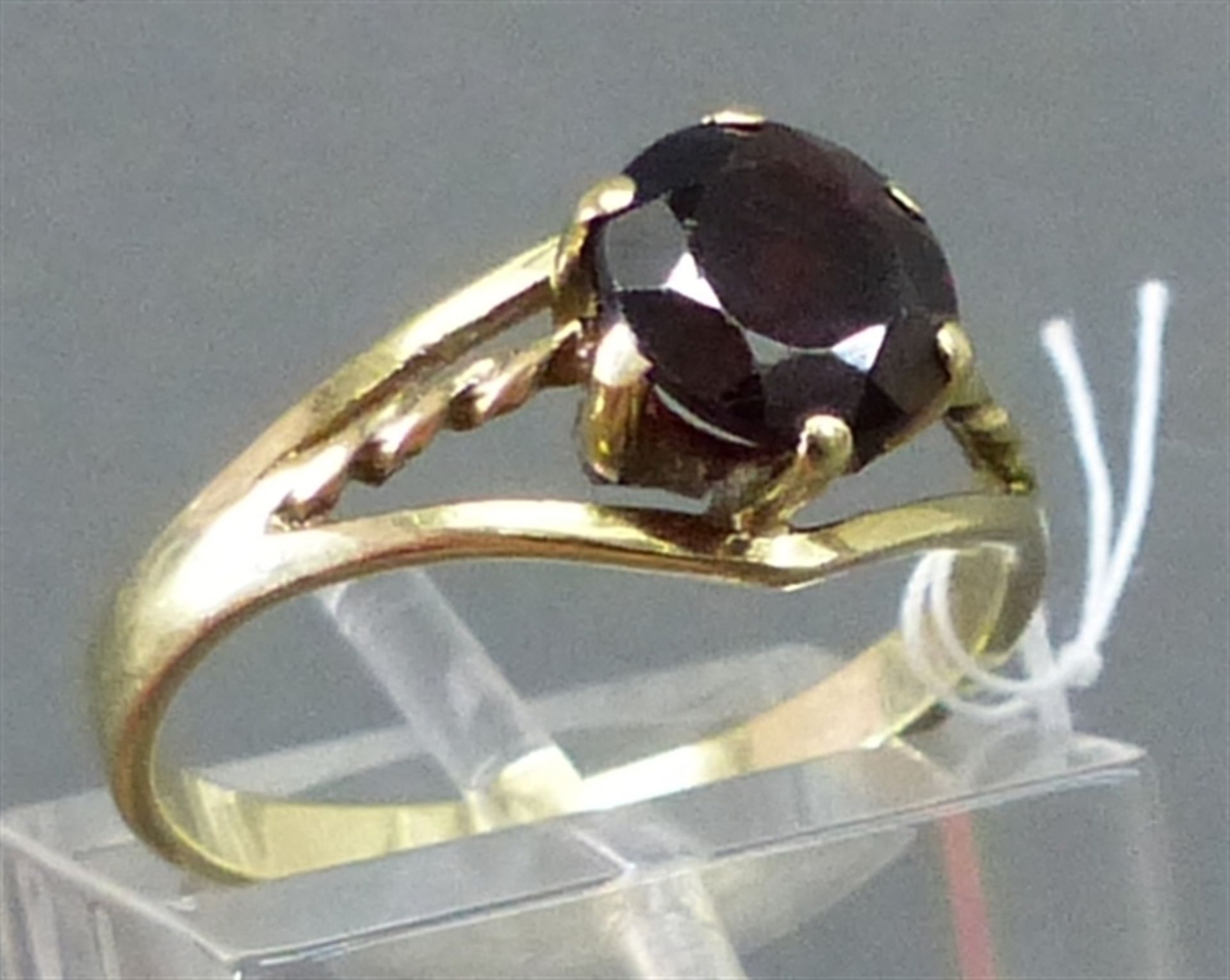 Damenring 8 kt. Gelbgold, 1 Granat, Krampenfassung, ca. 2 g schwer, RM 55,