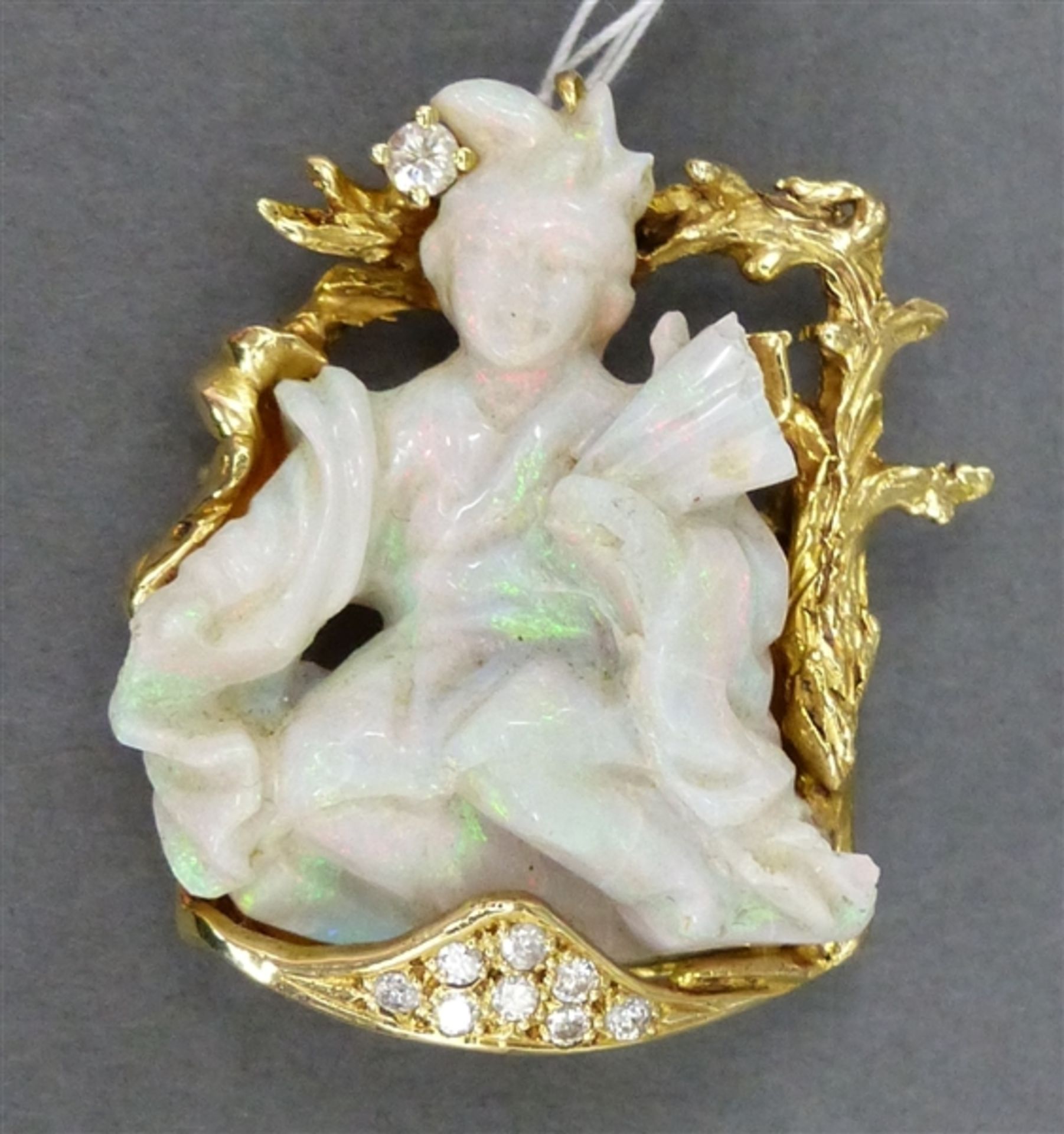 Anhänger 14 kt. Gelbgold, ein geschnittener Opal "Geisha", Brillantbesatz ca. 0,21 ct., auch als