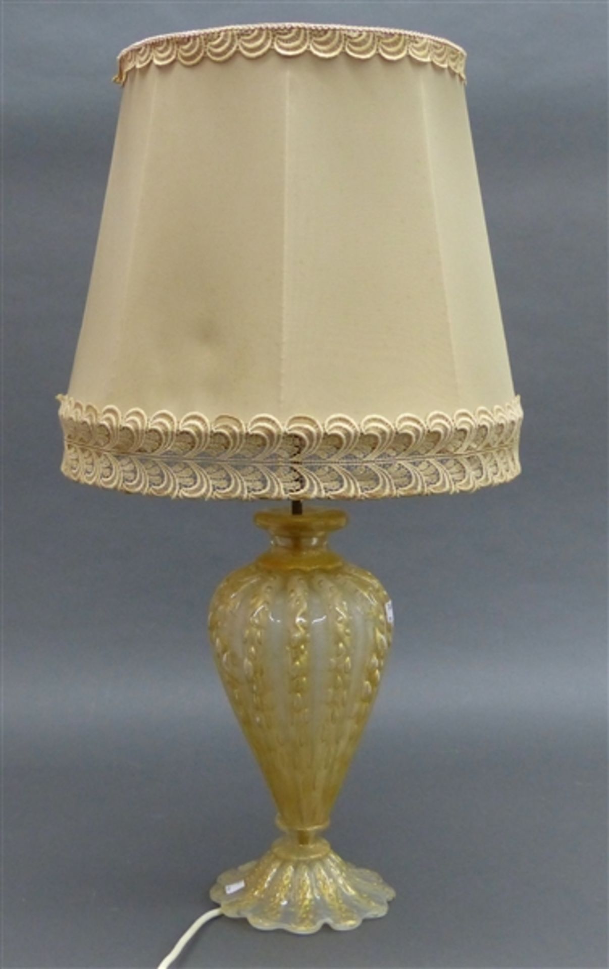 Muranolampe einflammig, Glasfaß, beige mit reichem Goldflitter, 20. Jh., elektrifiziert, h 66 cm,