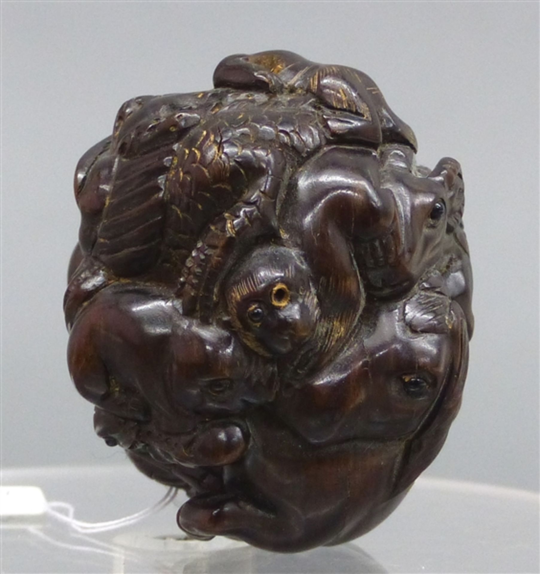Netsuke rund, Vollholzschnitzerei, China, Mitte 20. Jh., zahlreiche Tierdarstellungen, h 5,5 cm,