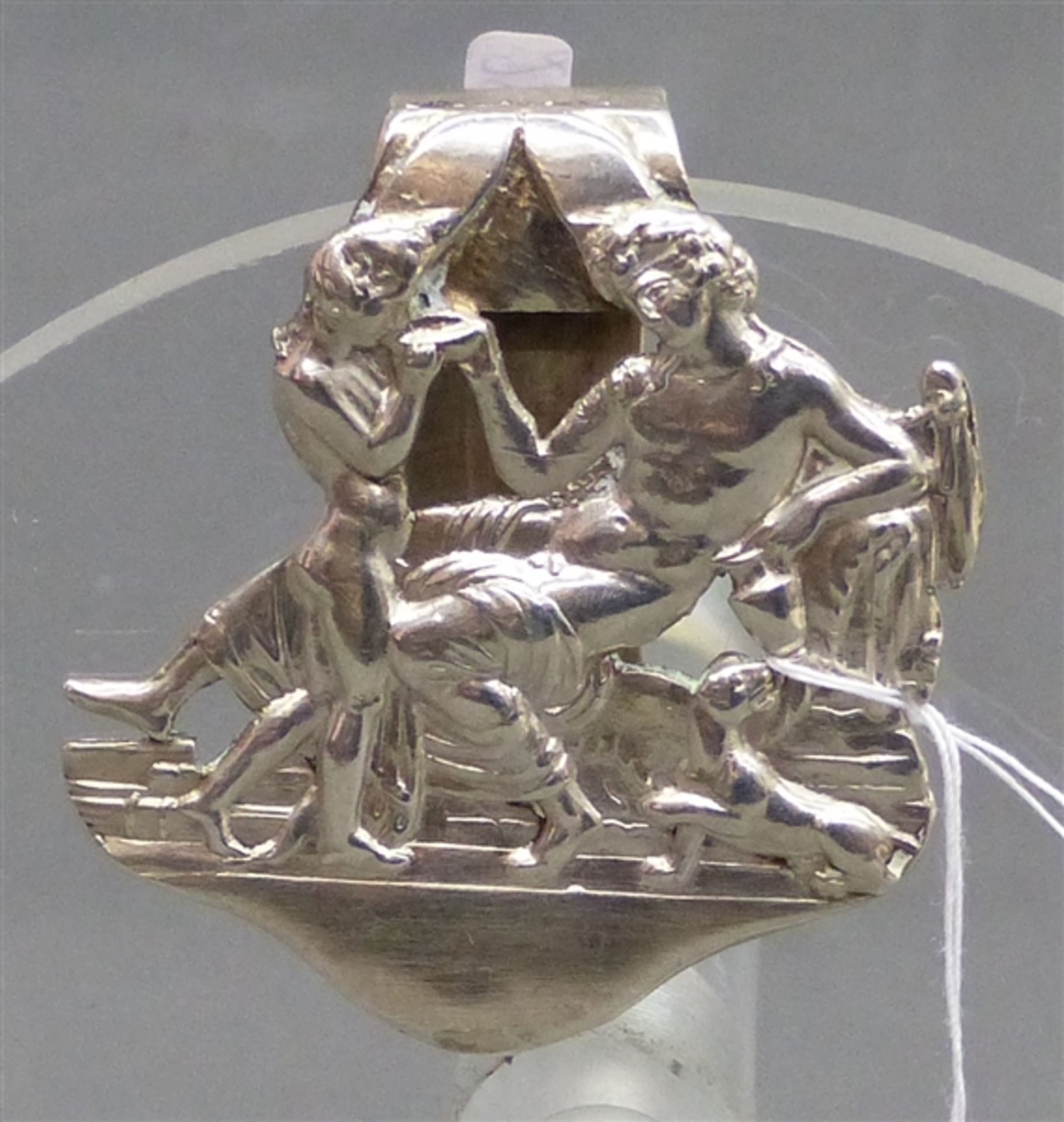 Gürtelclip, 19. Jh. Silber, Galante Szene, durchbrochen gearbeitet, ca 14 g schwer, h 5 cm,