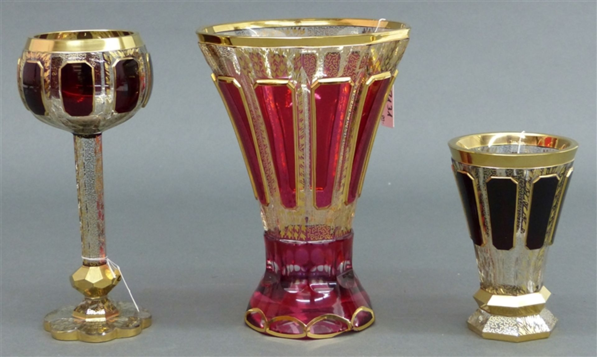 Konvolut 3 Teile Glas, Freundschaftsbecher, Vase (Bodenchip) und Weinrömer, roter und aufwändiger