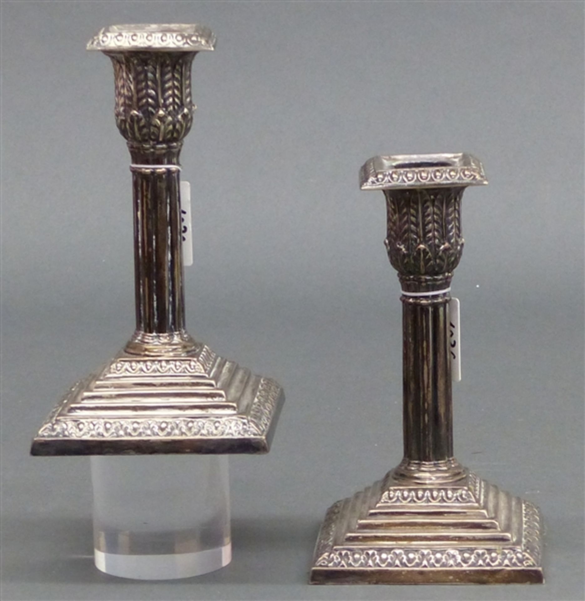 Paar Kerzenleuchter Silber, England, klassische Form, gefüllt, punziert, h 15,5 cm,