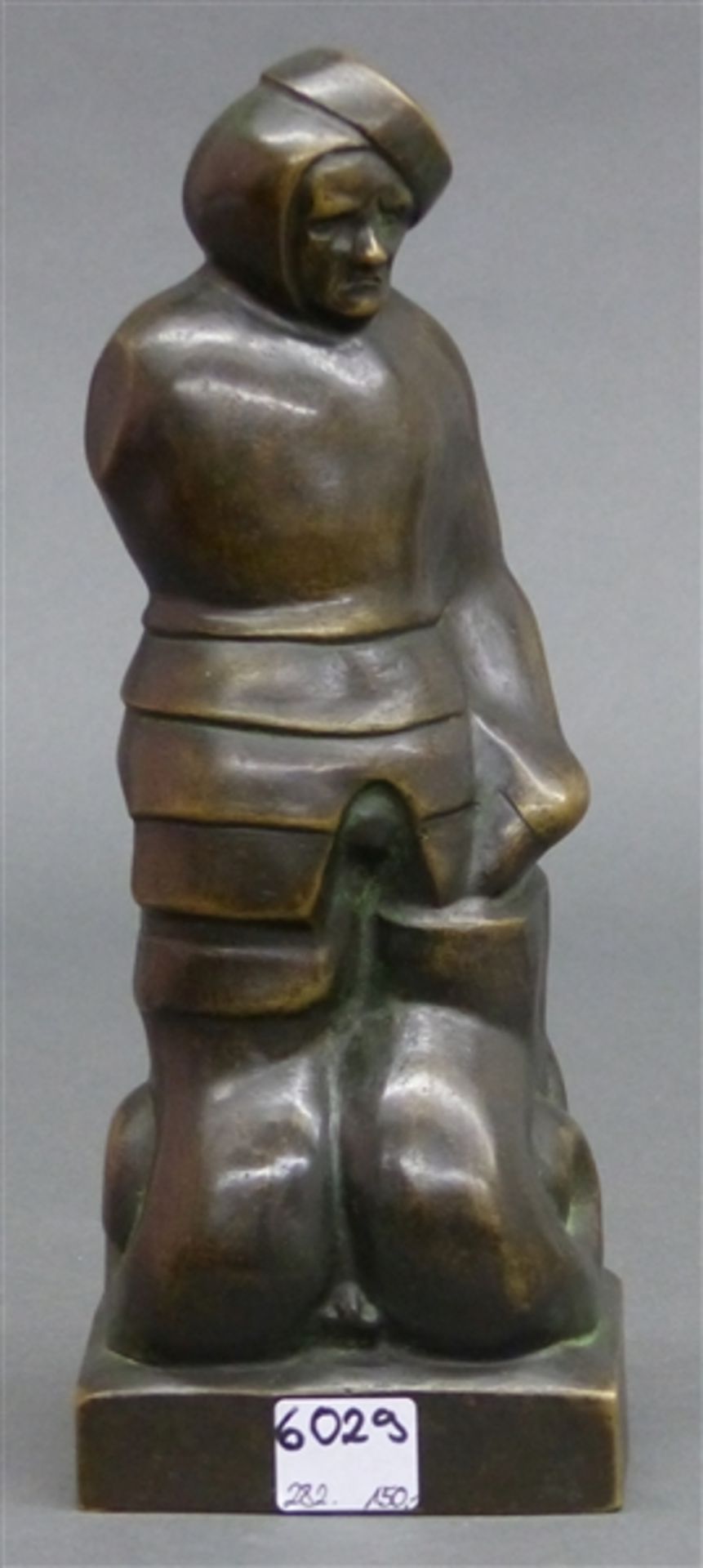 Bronzefigur unleserlich signiert, "Der steinerne Mann", Augsburg, braune Patina, 20. Jh., h 24 cm,