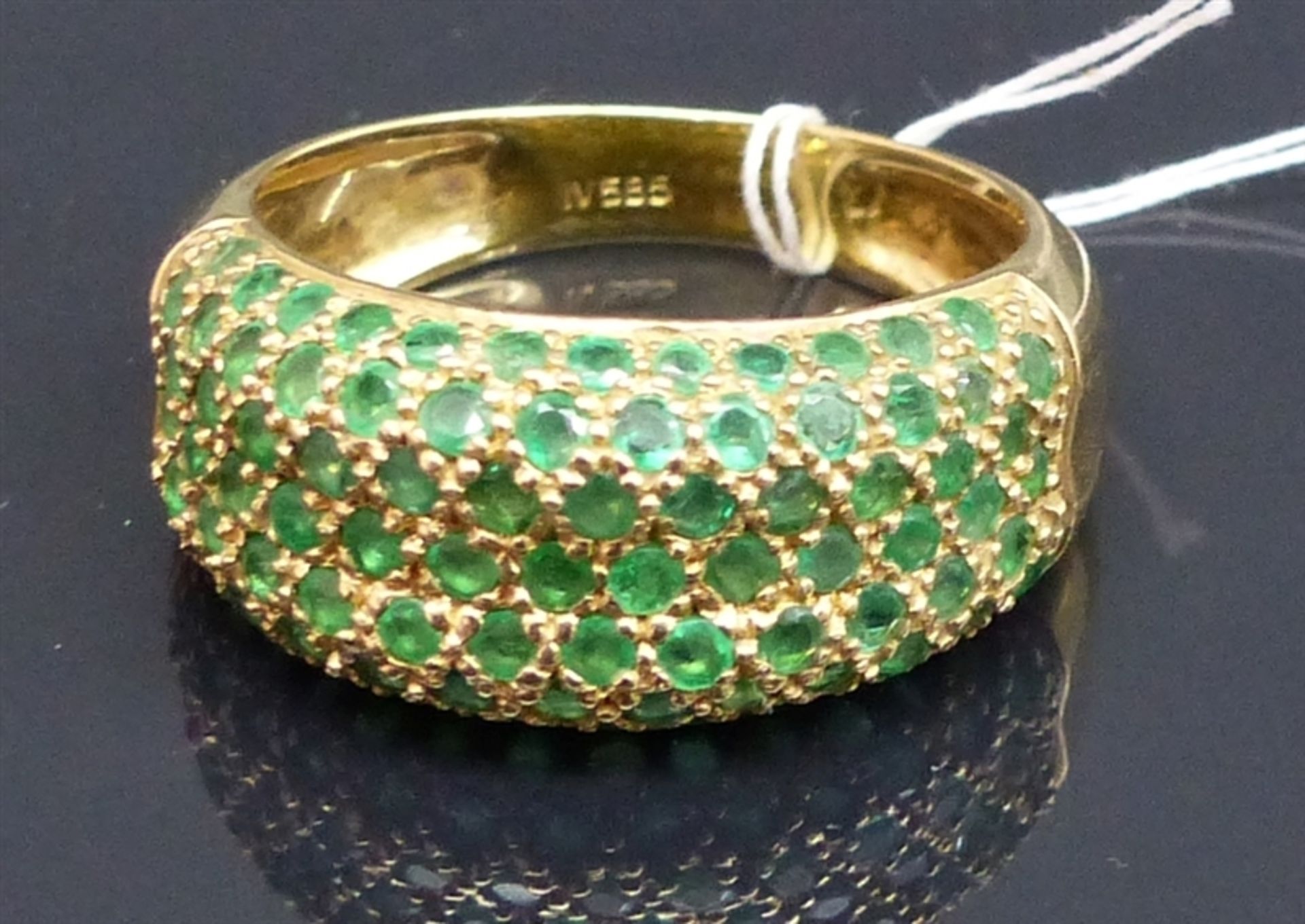 Damenring 14 kt. Gelbgold, besetzt mit zahlreichen Smaragden, ca. 5 g schwer, RM 63,