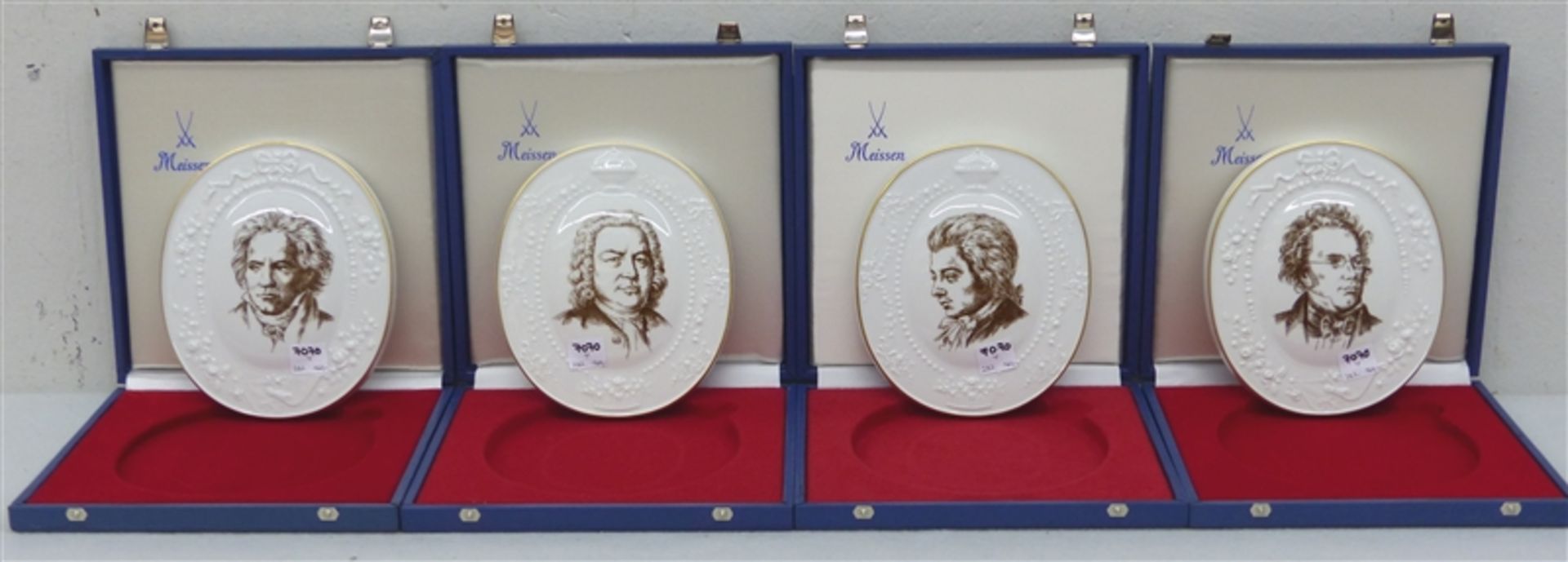 4 Porträt-Medaillons Porzellan, Darstellungen von Johann Sebastian Bach, Ludwig van Beethoven,