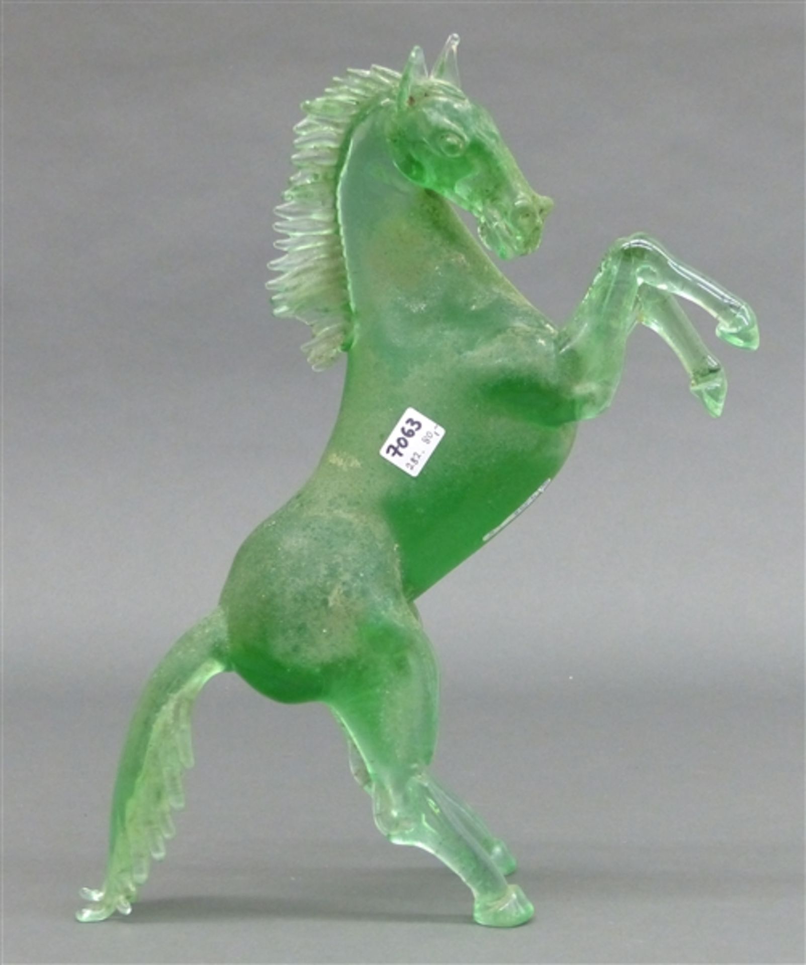 Glasskulptur grün eingefärbtes Glas, aufsteigendes Pferd, unleserlich signiert, wohl Murano, 20.