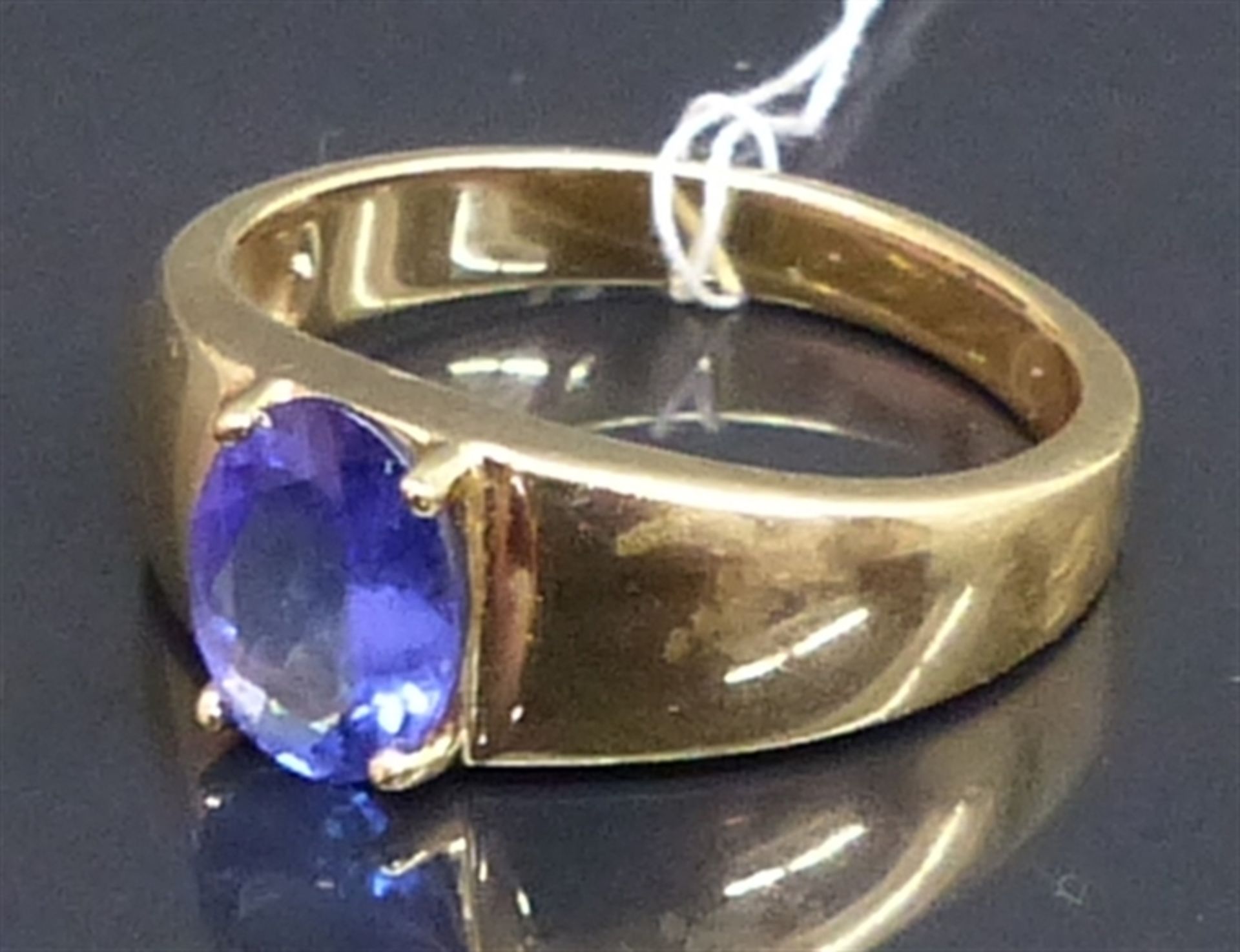 Damenring 14 kt. Gelbgold, 1 ovaler Blautopas, Krampenfassung, ca. 4 g schwer, RM 61,