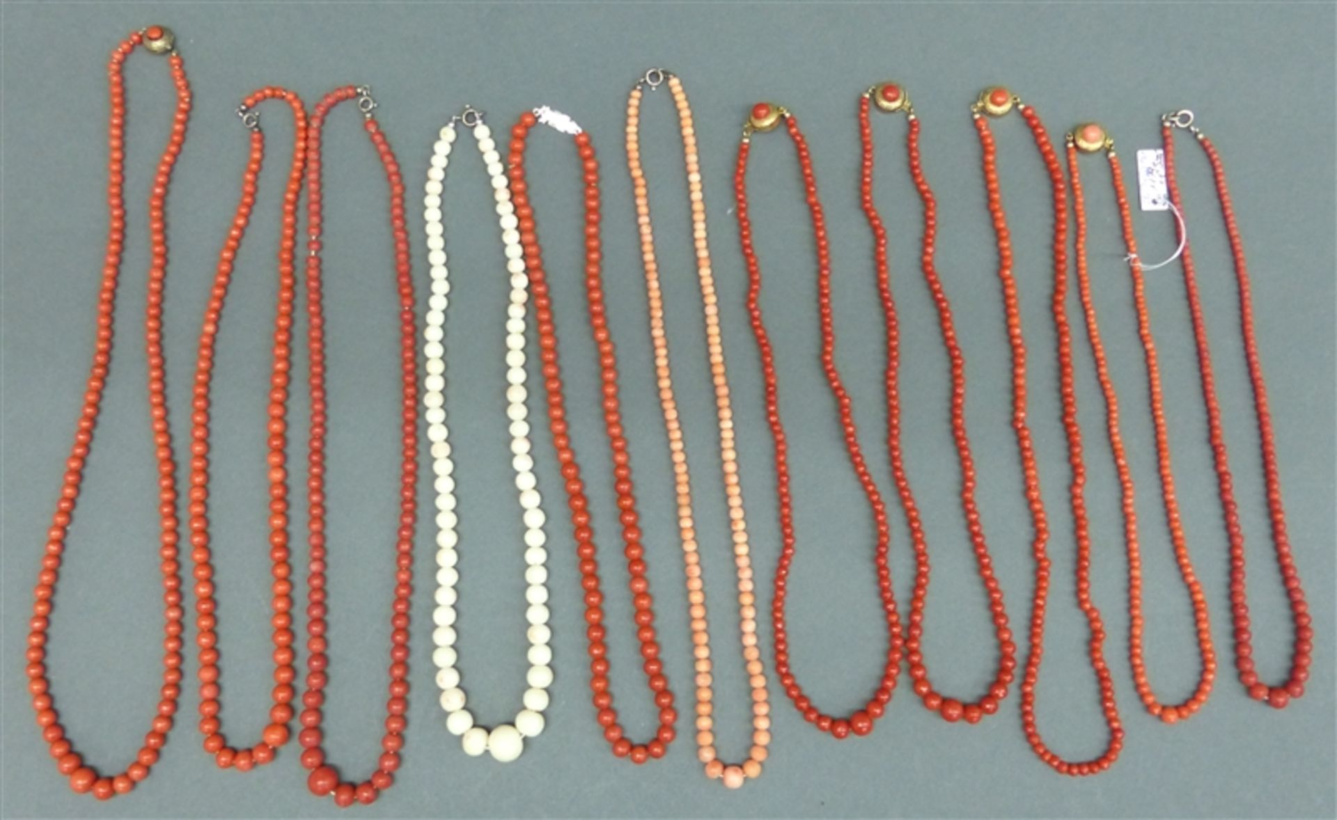 Konvolut 11 Halsketten, Korallperlen im Verlauf, teilweise Silberverschlüsse, l 40-58 cm,