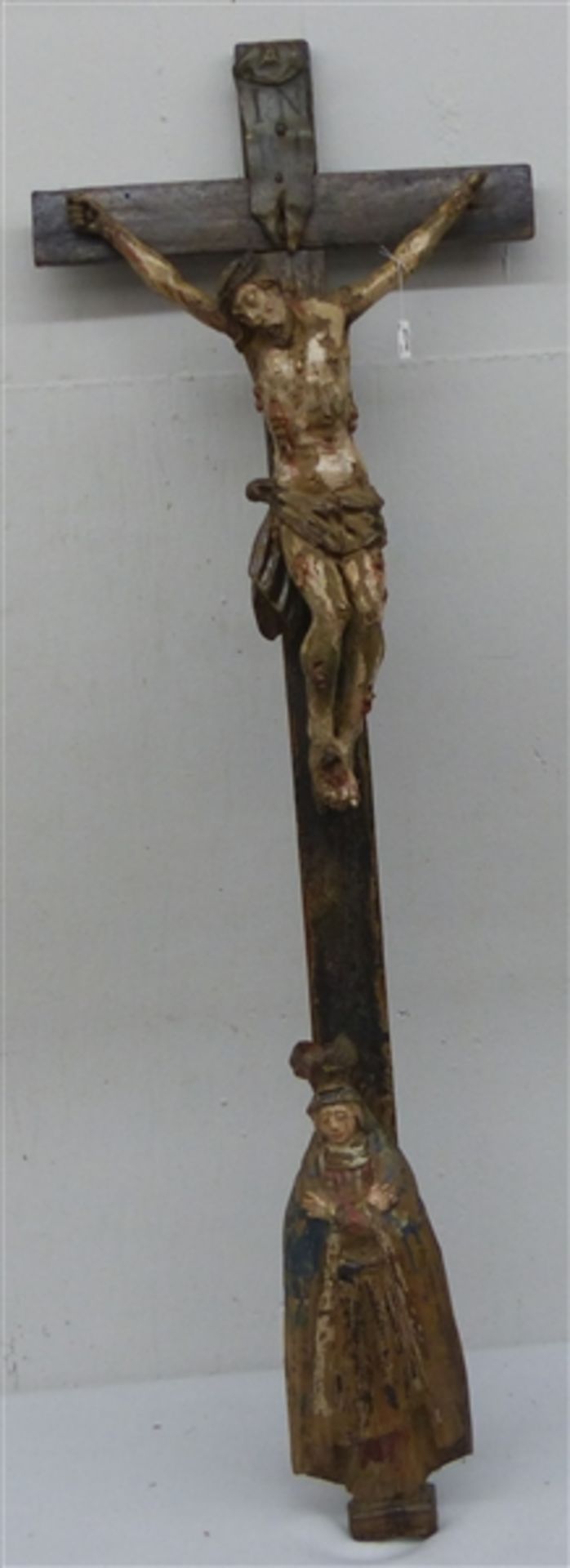 Holzskulptur Christus am Kreuz mit Assistenzfigur, Süddeutsch 17./18. Jh., gute Arbeit,