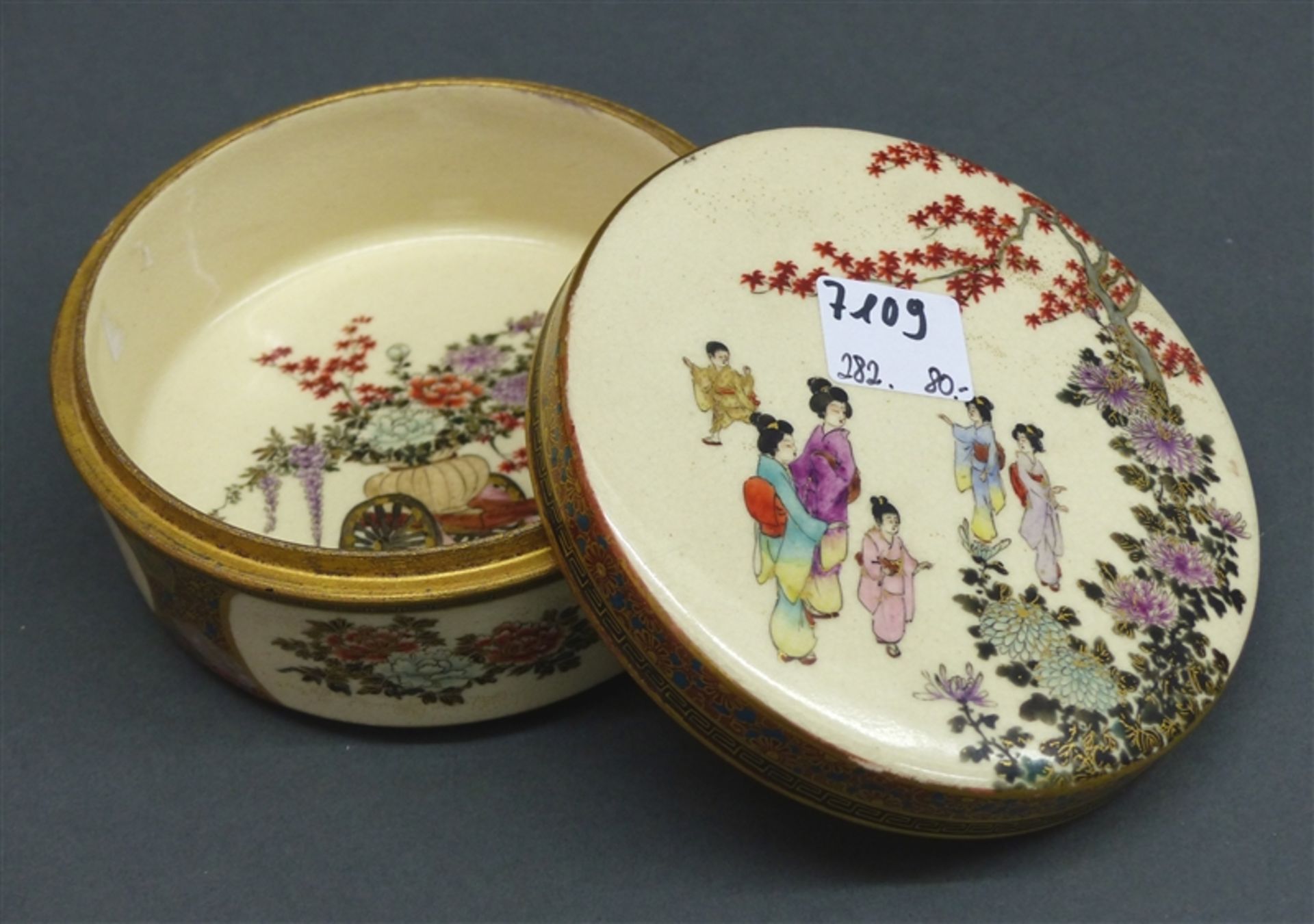 Keramikdeckeldose rund, Japan, Ende 19. Jh., florale Bemalung, Geishaszenen, h 5,5 cm, d 11 cm,