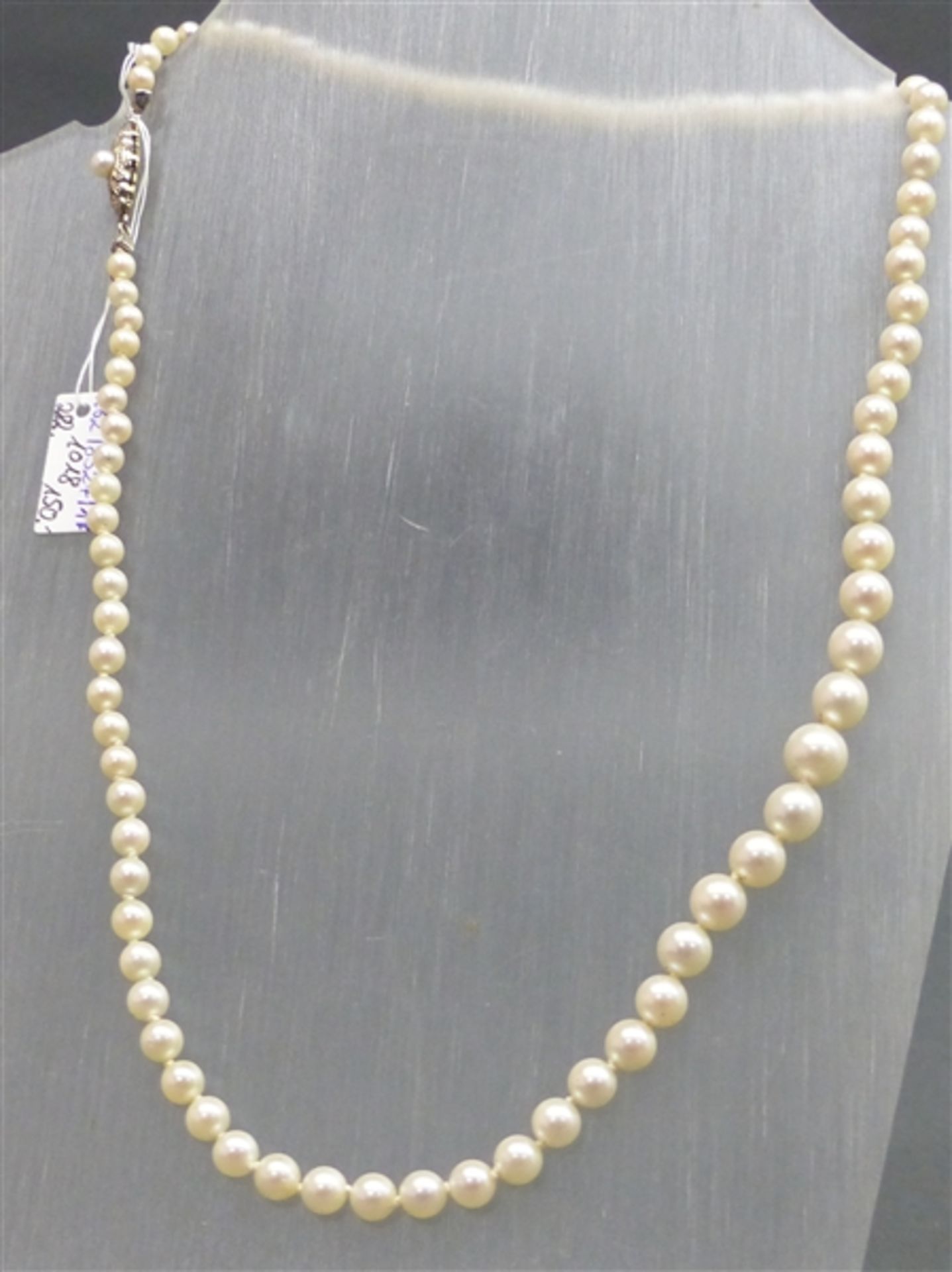 Halskette 14 kt. Goldschloß, ca. 84 Zuchtperlen, im Verlauf, d 4-9 mm, l 48 cm,
