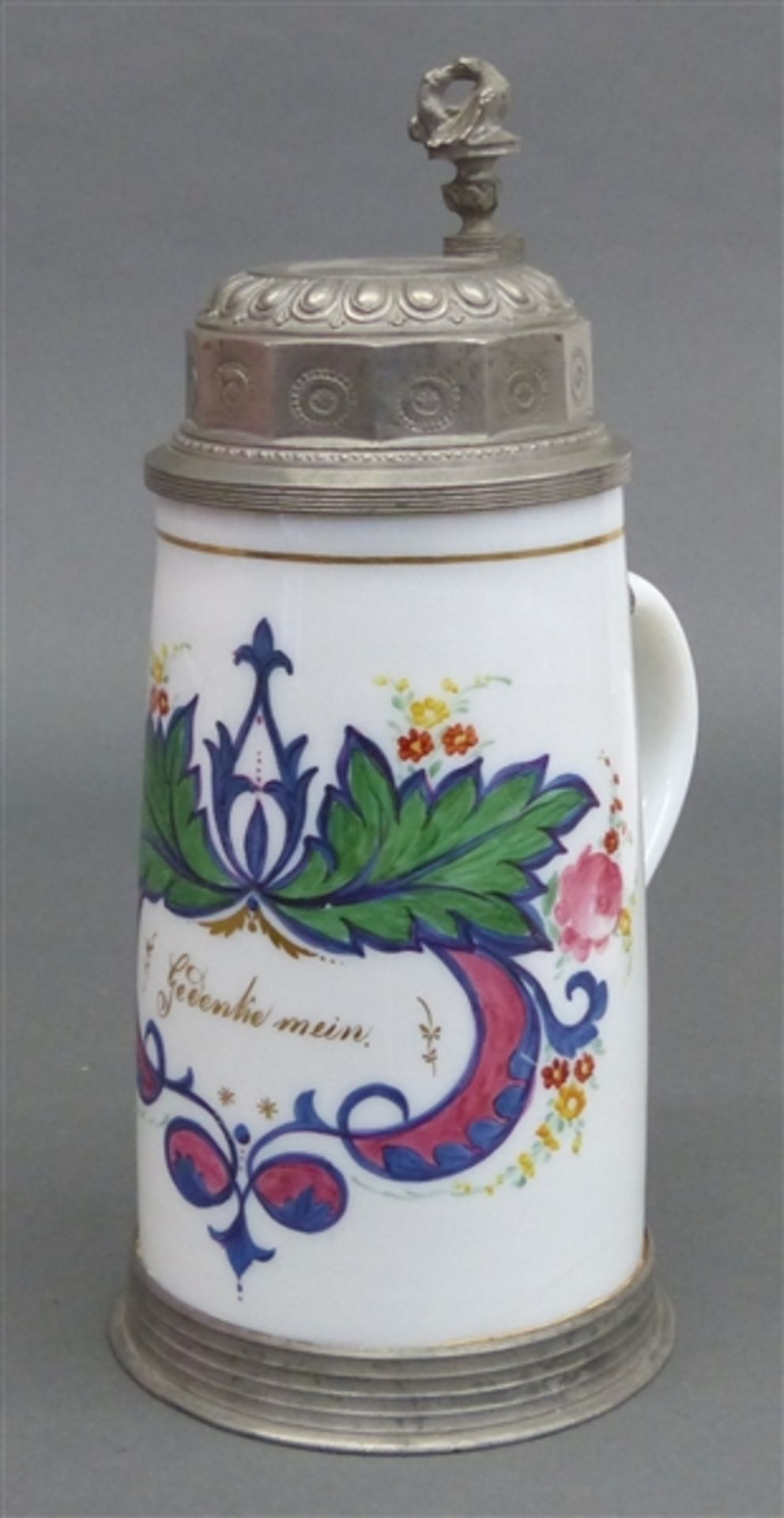 Milchglasbierkrug weißes Milchglas, florale Medaillonbemalung, Sinnspruch "Gedenke mein",
