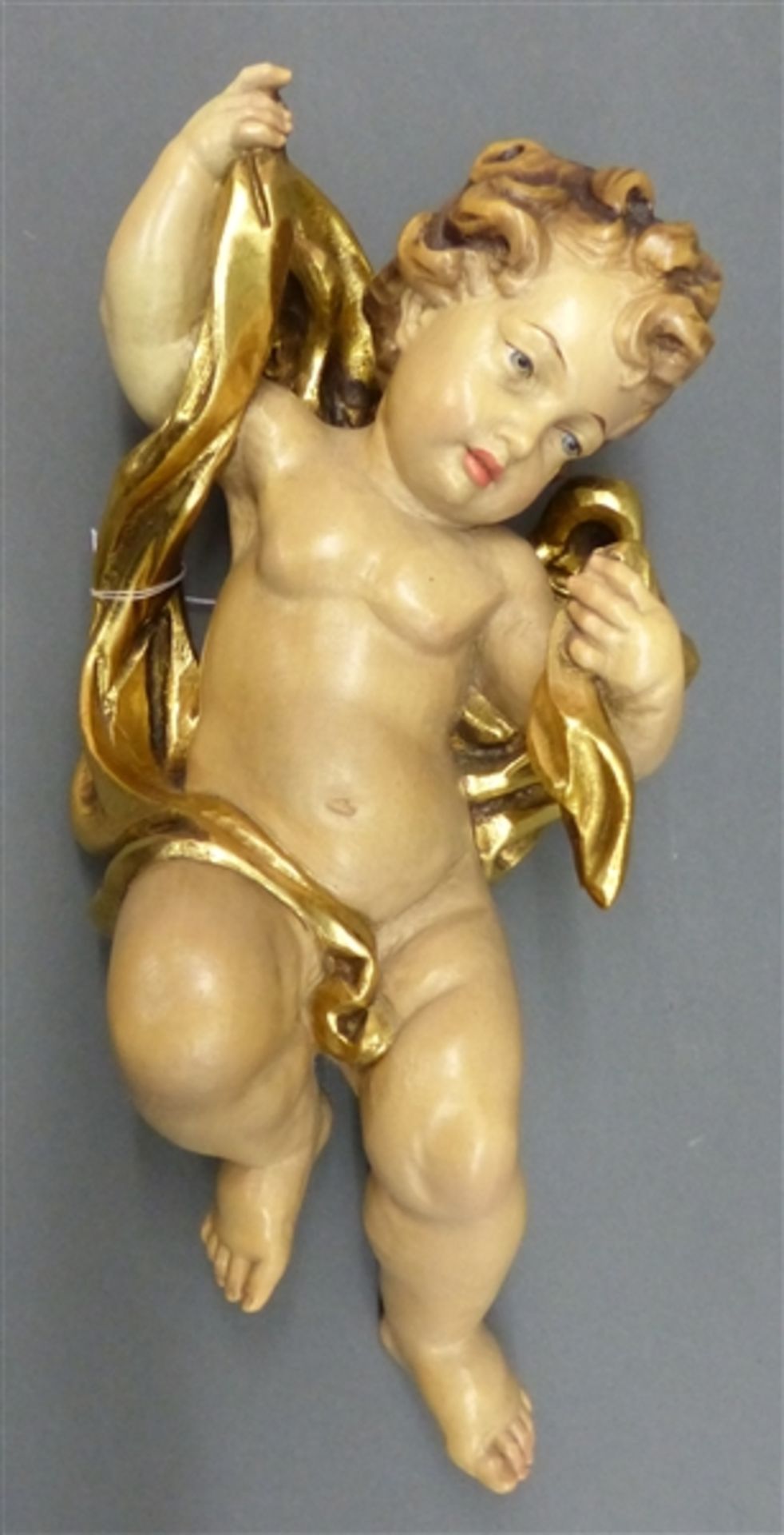 Holzskulptur Putto mit Tuch, gefasst, Grödnertal, signiert, Fa. ANRI, h. 32 cm,