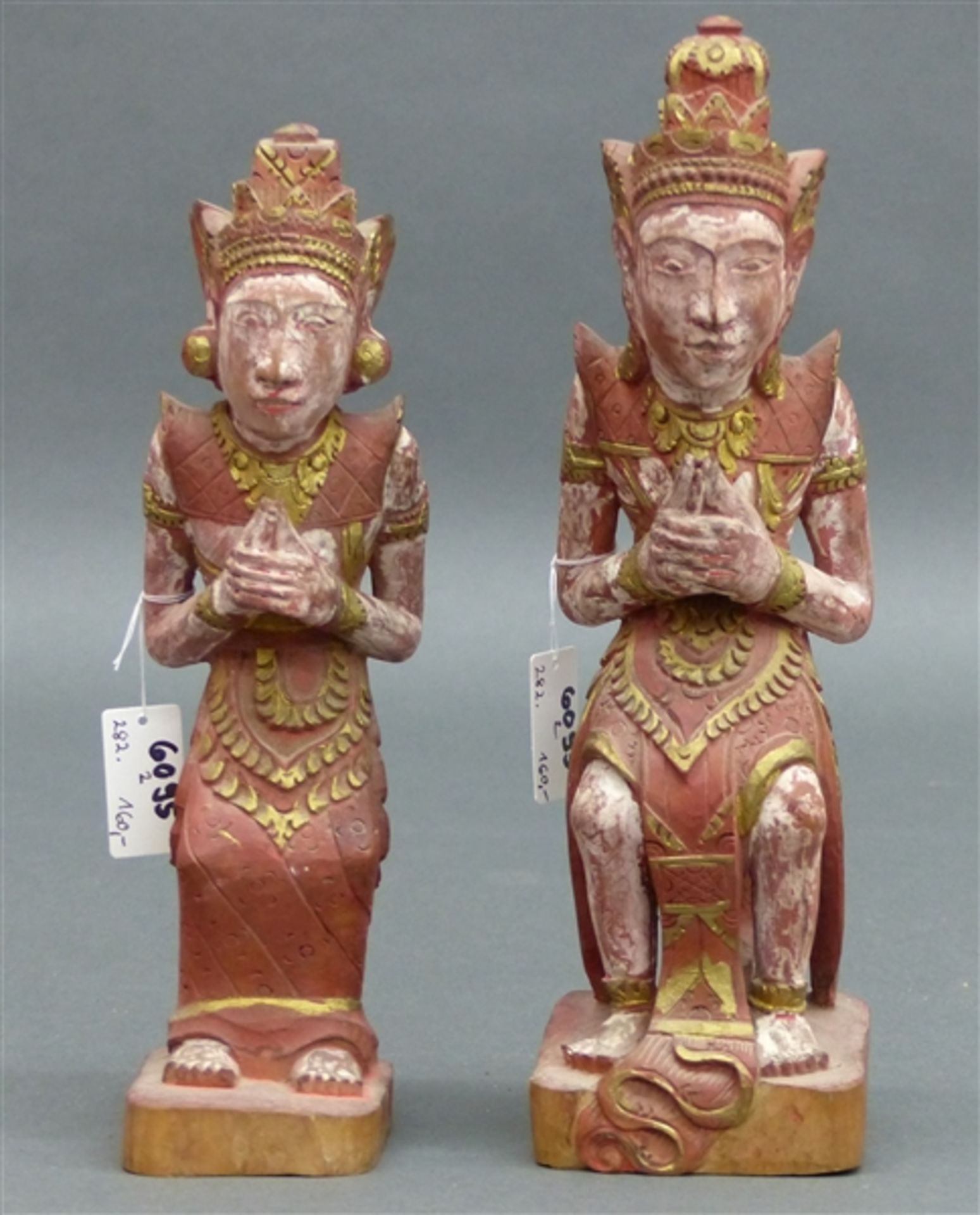 Paar Holzfiguren Indonesien, gefaßt und bemalt, um 1920, h 21 und 23 cm,